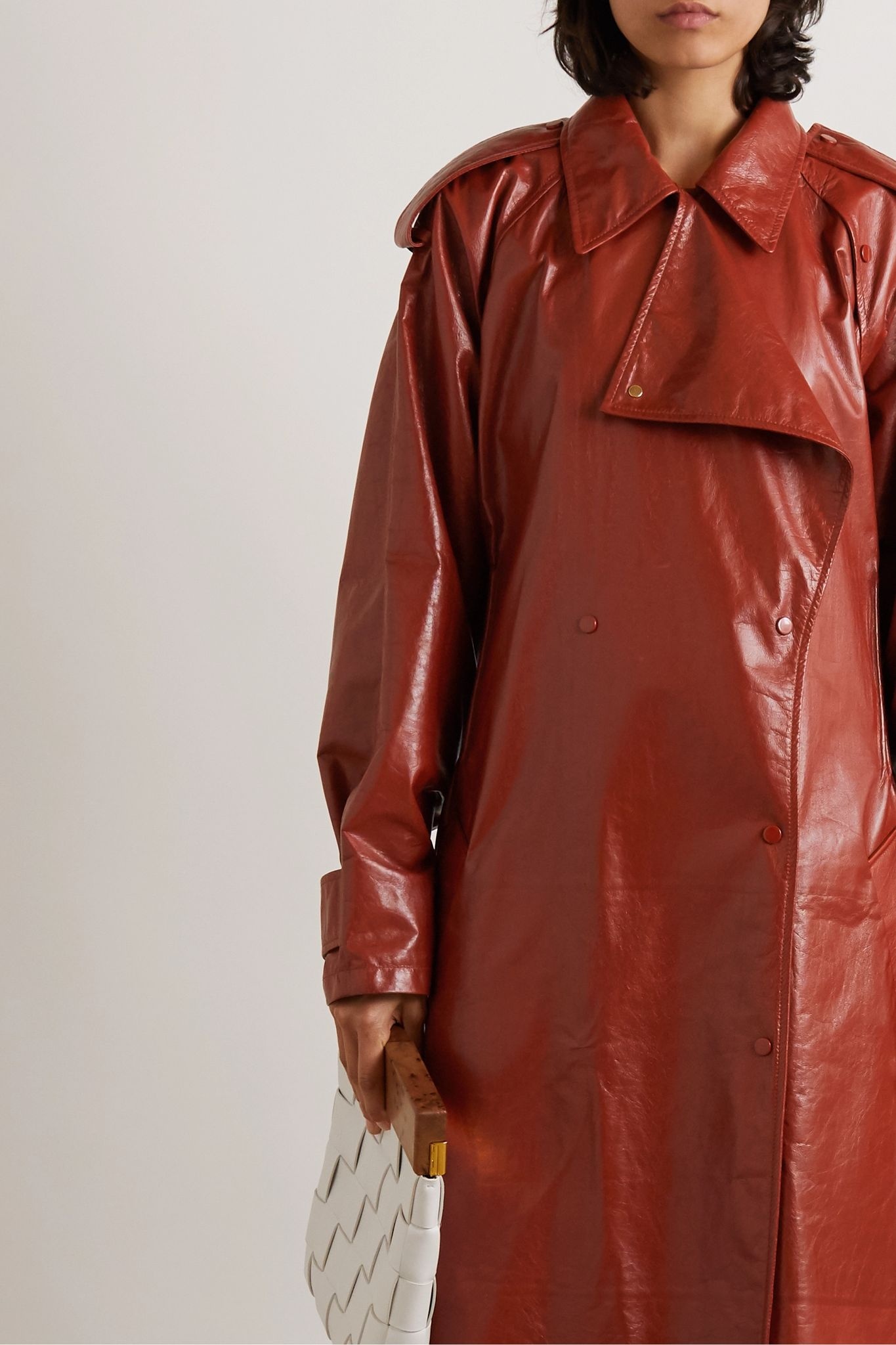 Crinkled glossed leather trench coat - 3