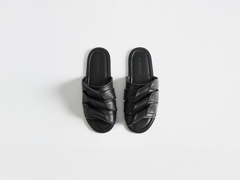 JW Anderson MENS CONTRASTING LEATHER COIL SLIDE IN BLACK outlook