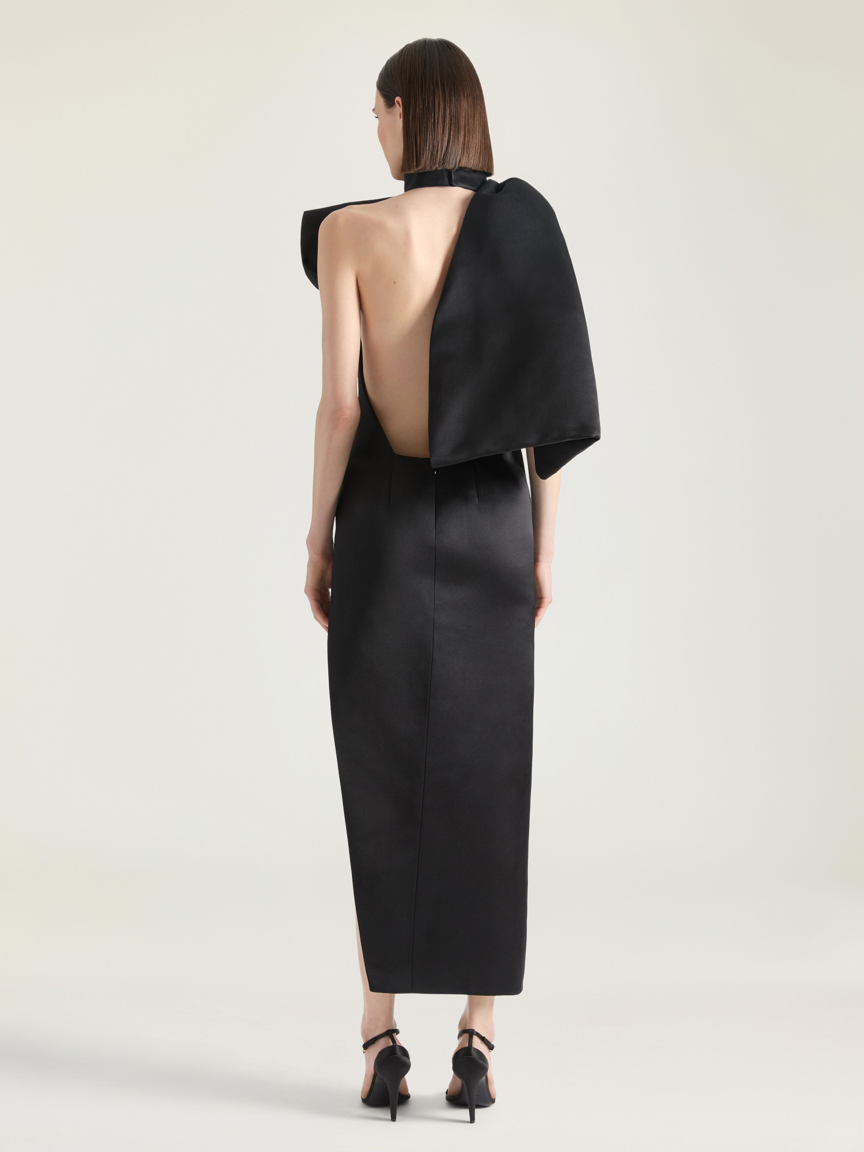 EVENING DRESS IN SATIN WITH BOW DETAIL - 4