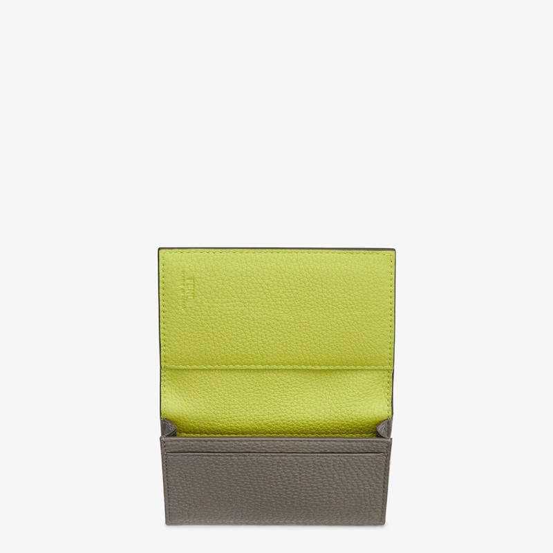 FENDI Card holder with flap, one slot and a central pocket. Made of gray Cuoio Romano leather with contras outlook