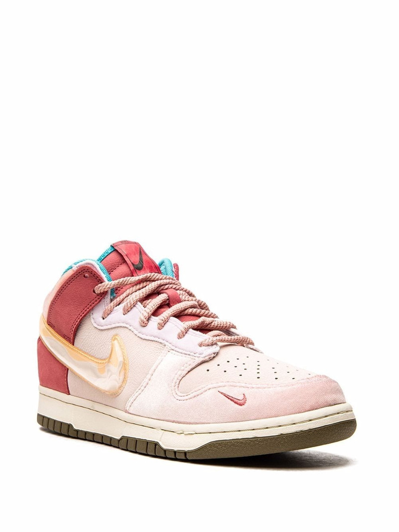 Nike x Social Status Dunk Mid sneakers outlook