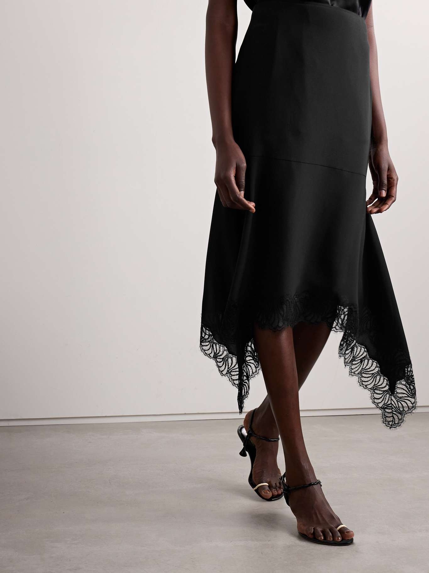 Asymmetric lace-trimmed silk-crepe skirt - 3