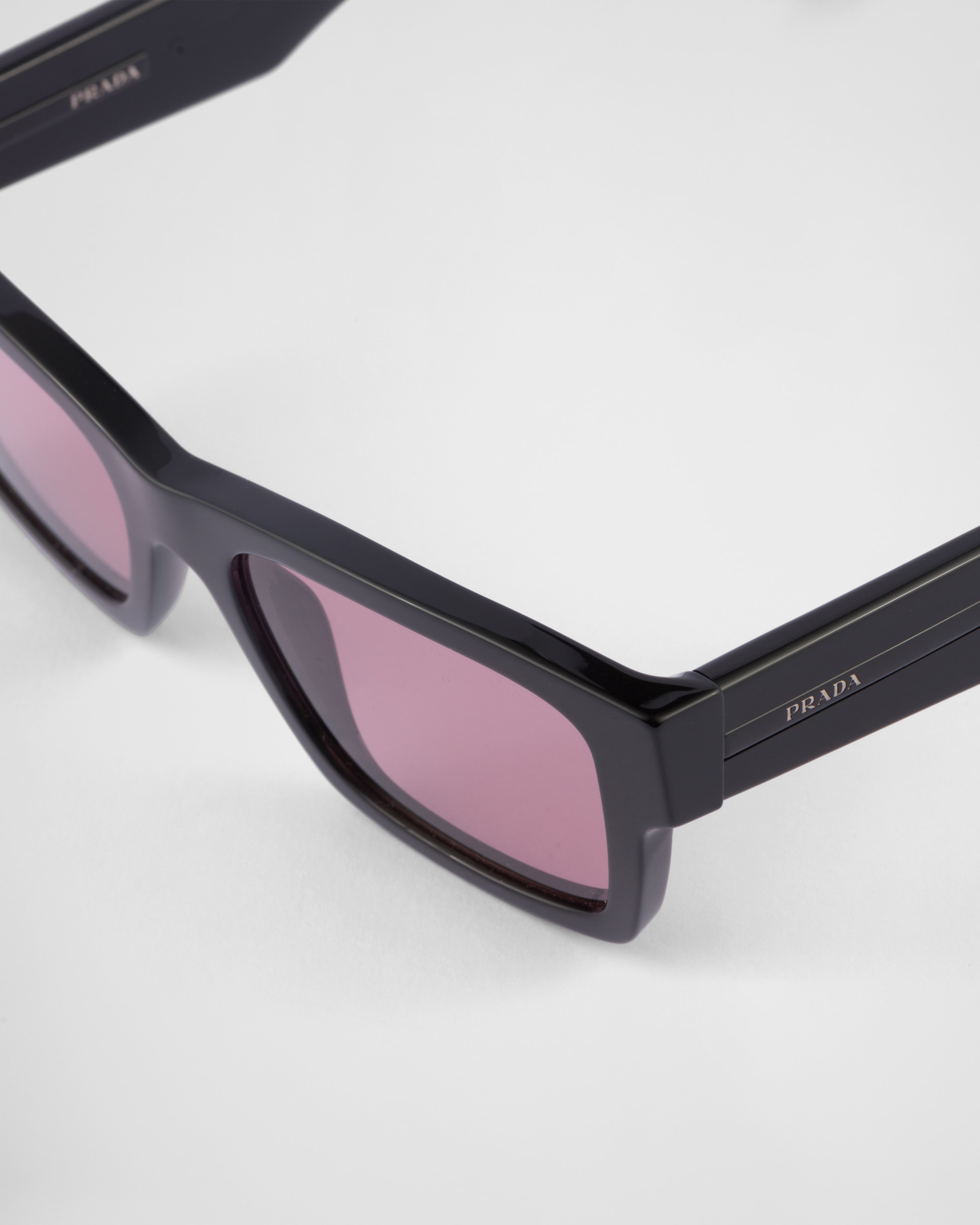 Sunglasses with iconic metal plaque - 5