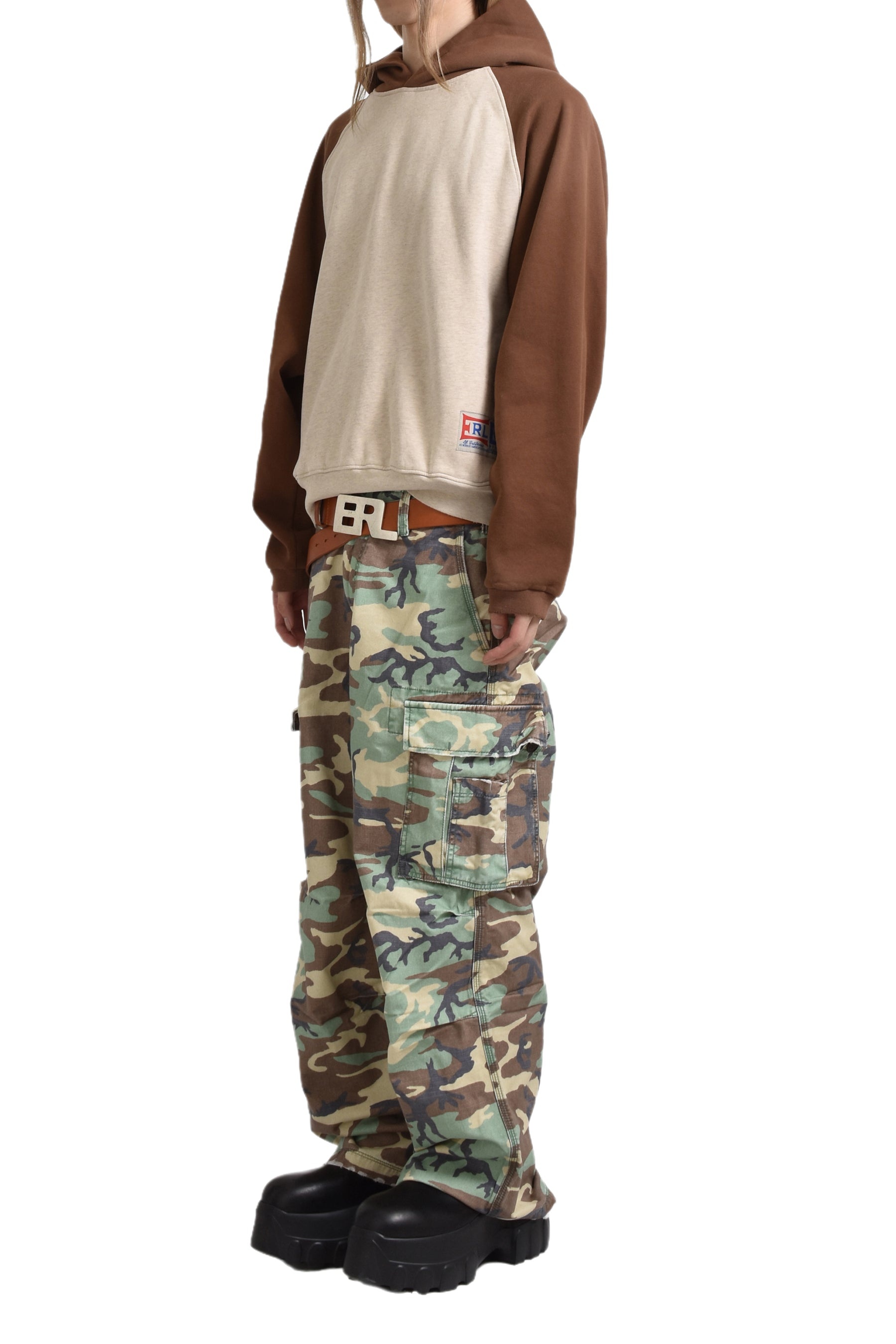 【M】 ERL CAMO CARGO PANTS WOVEN ERL Unisex Camo Cargo Pants Woven in Green Camo | FWRD