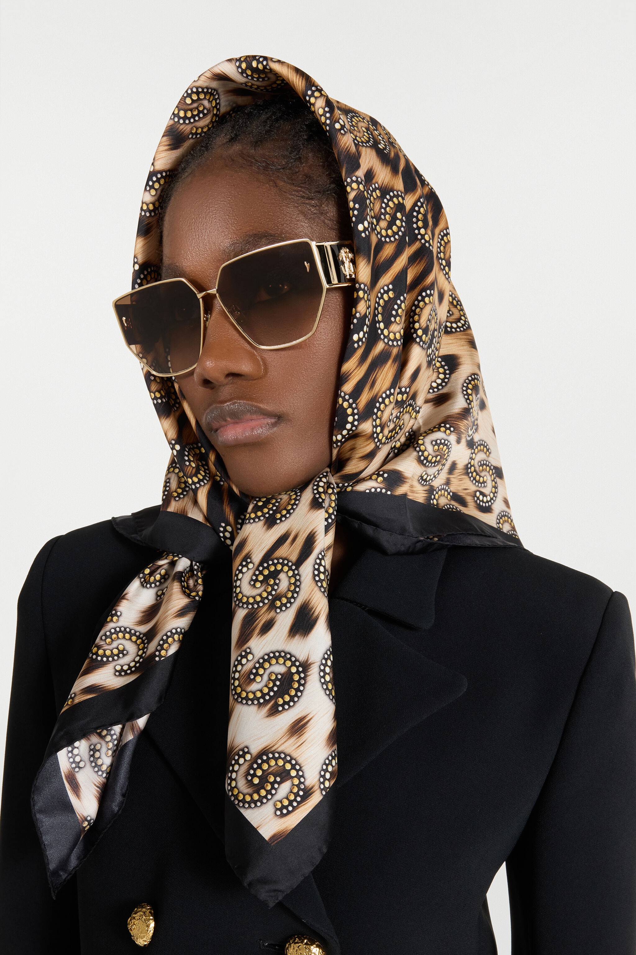 Sunglasses with wide shape front, metal fangs embellishment - 2