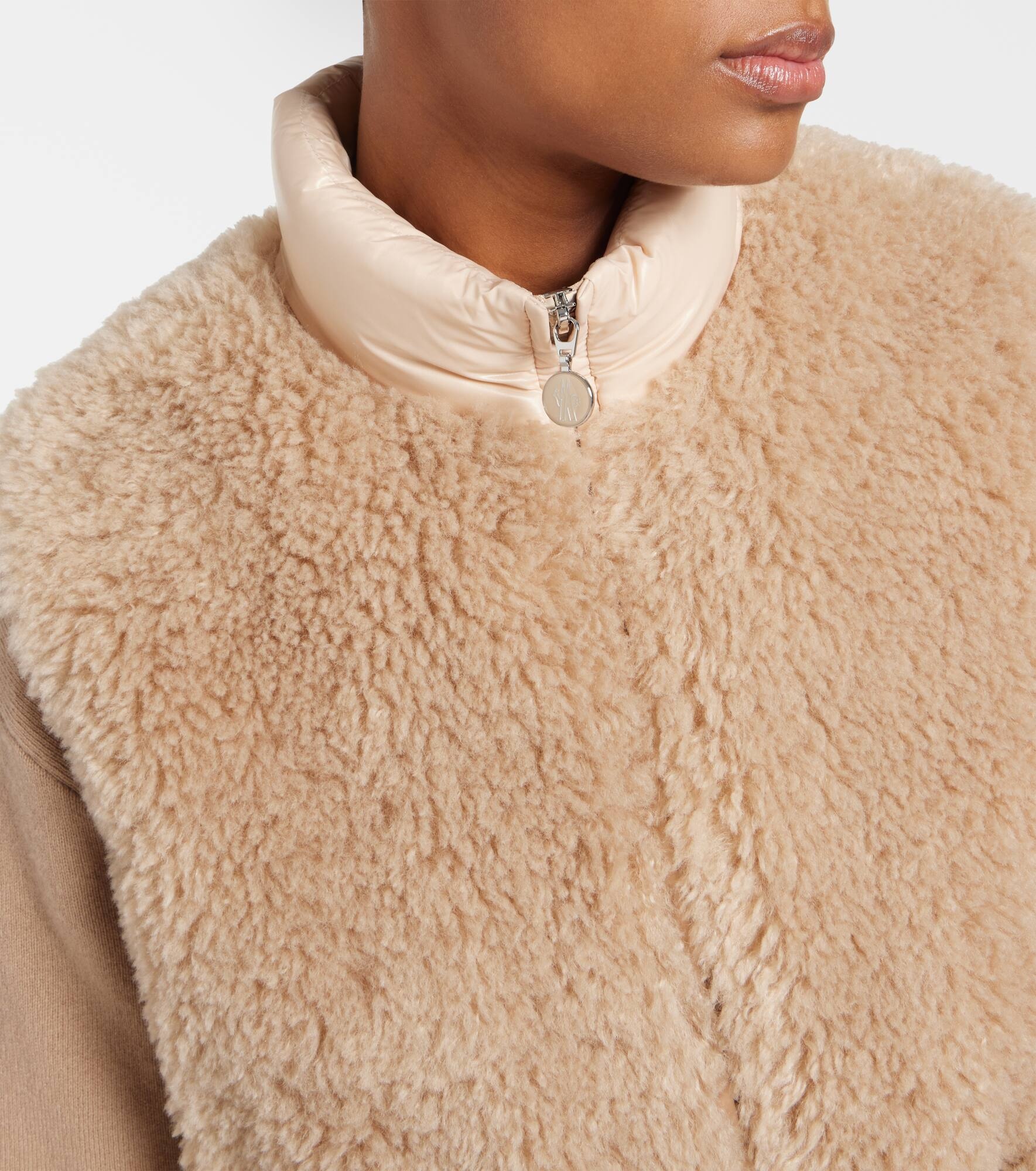 Logo faux fur down vest - 4