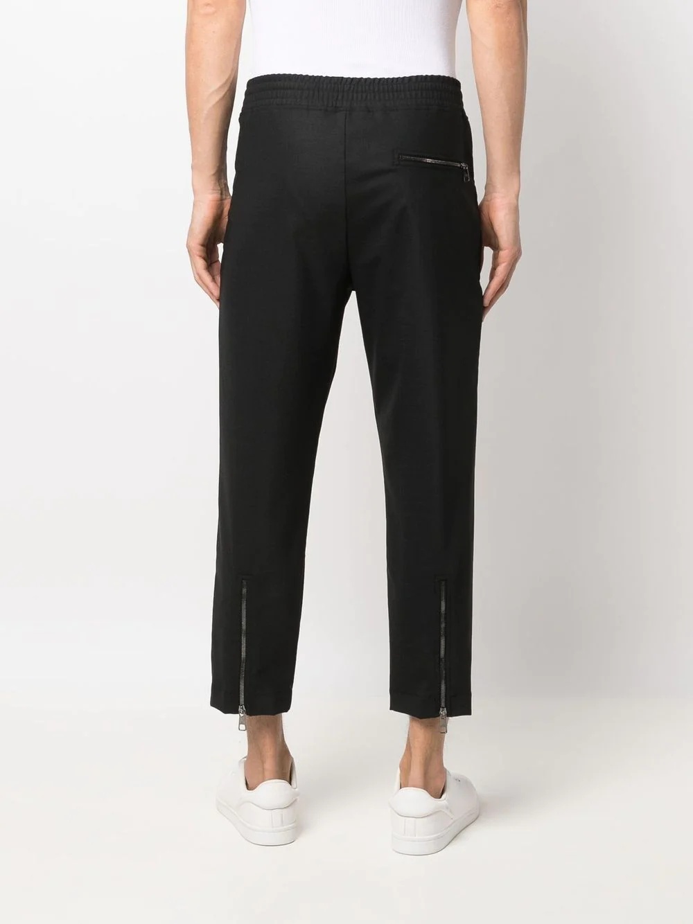 elasticated-waist tapered cropped trousers - 4