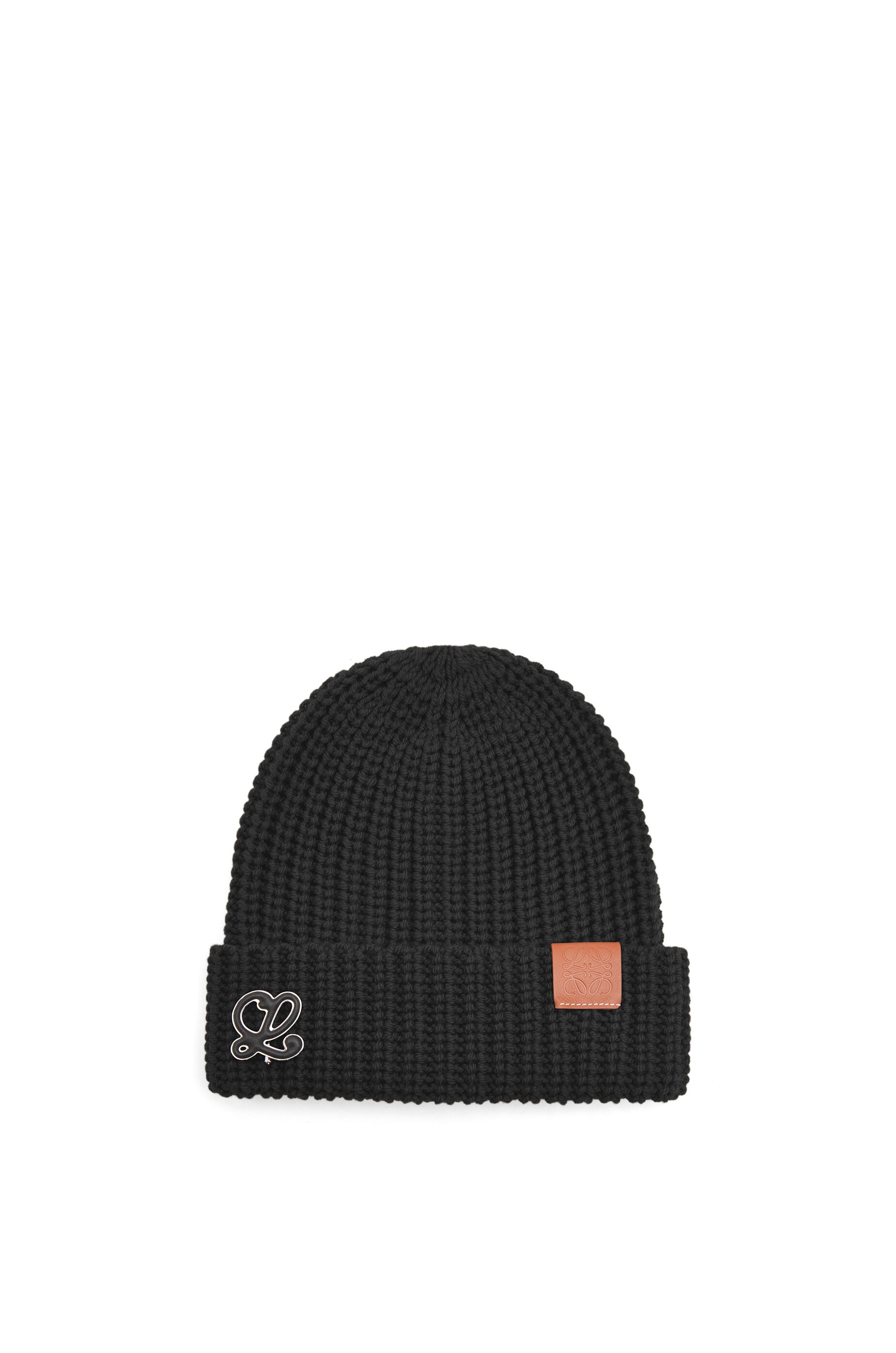 Anagram brooch beanie in wool 3