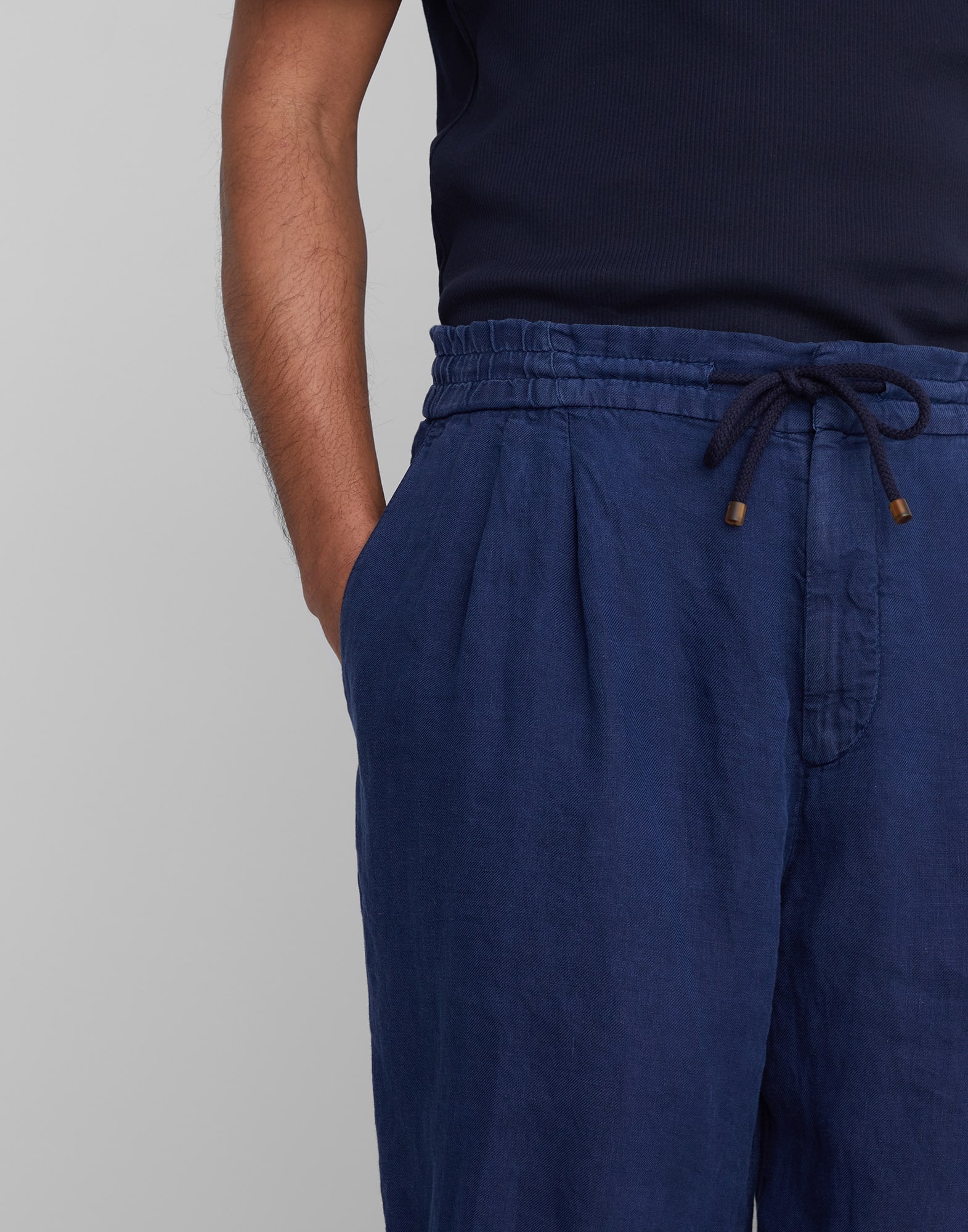 Garment-dyed Bermuda shorts in linen gabardine with drawstring and pleat - 3