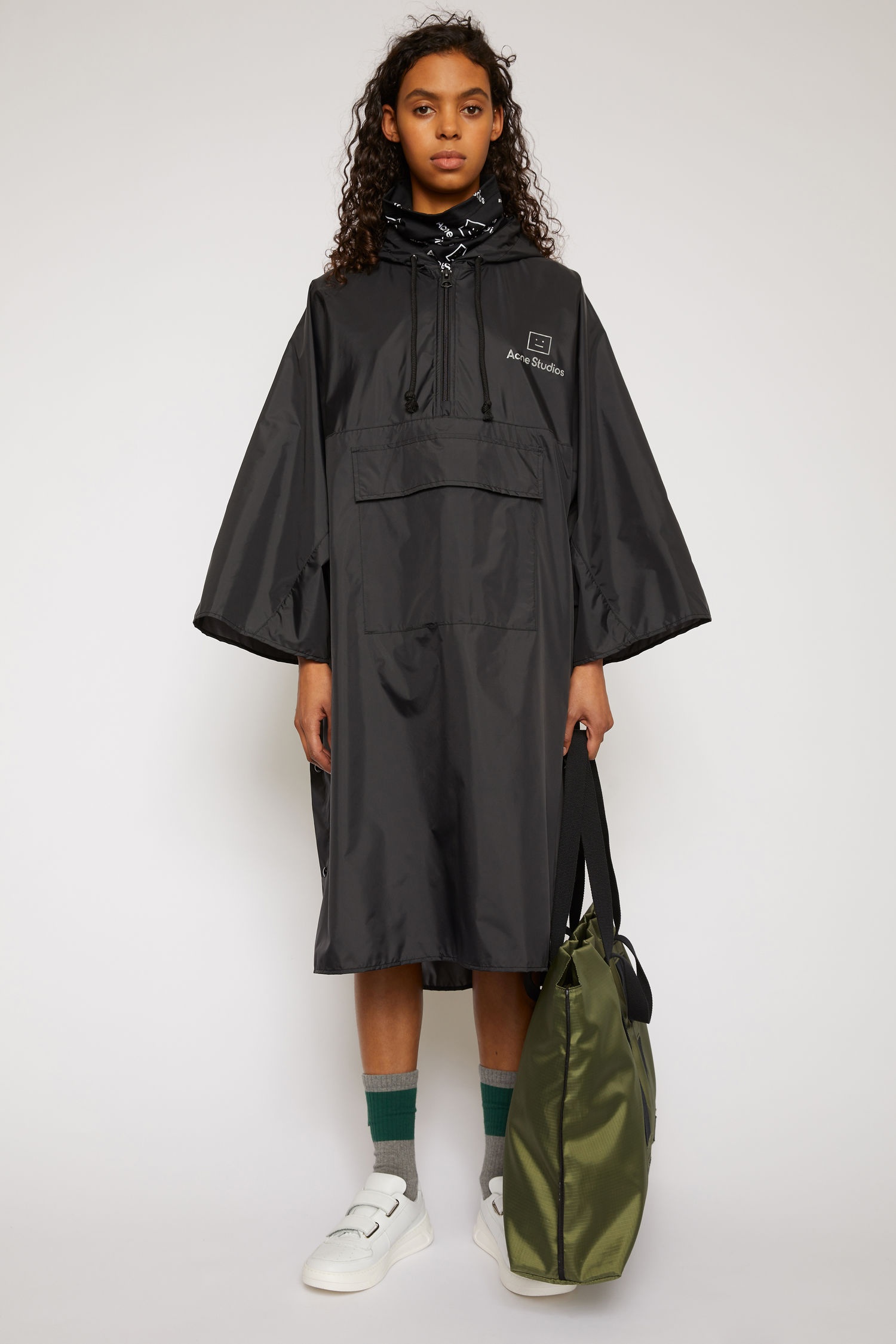 Reflective face motif poncho black - 2