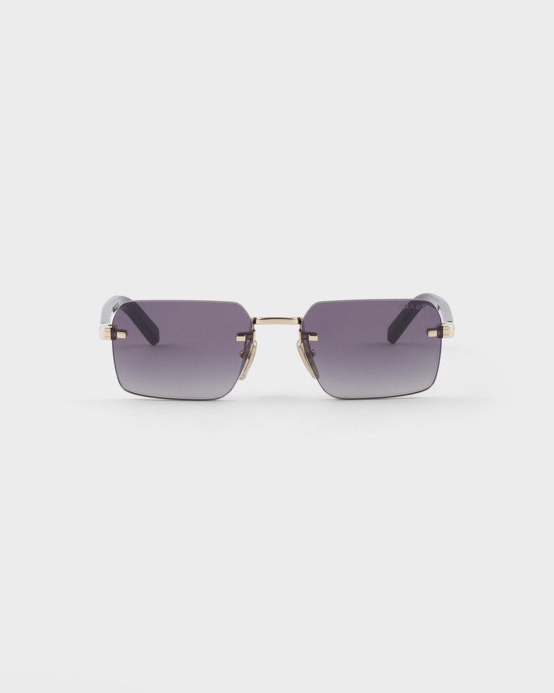 Sunglasses with the iconic metal plaque 1