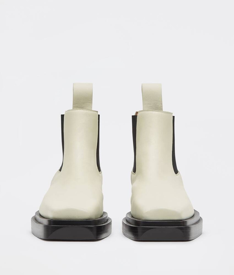 Bottega Veneta lean outlook