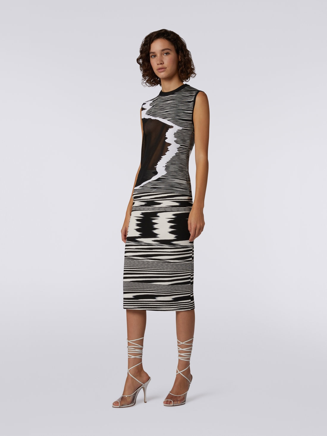 Sleeveless top with see-through inlay - 3
