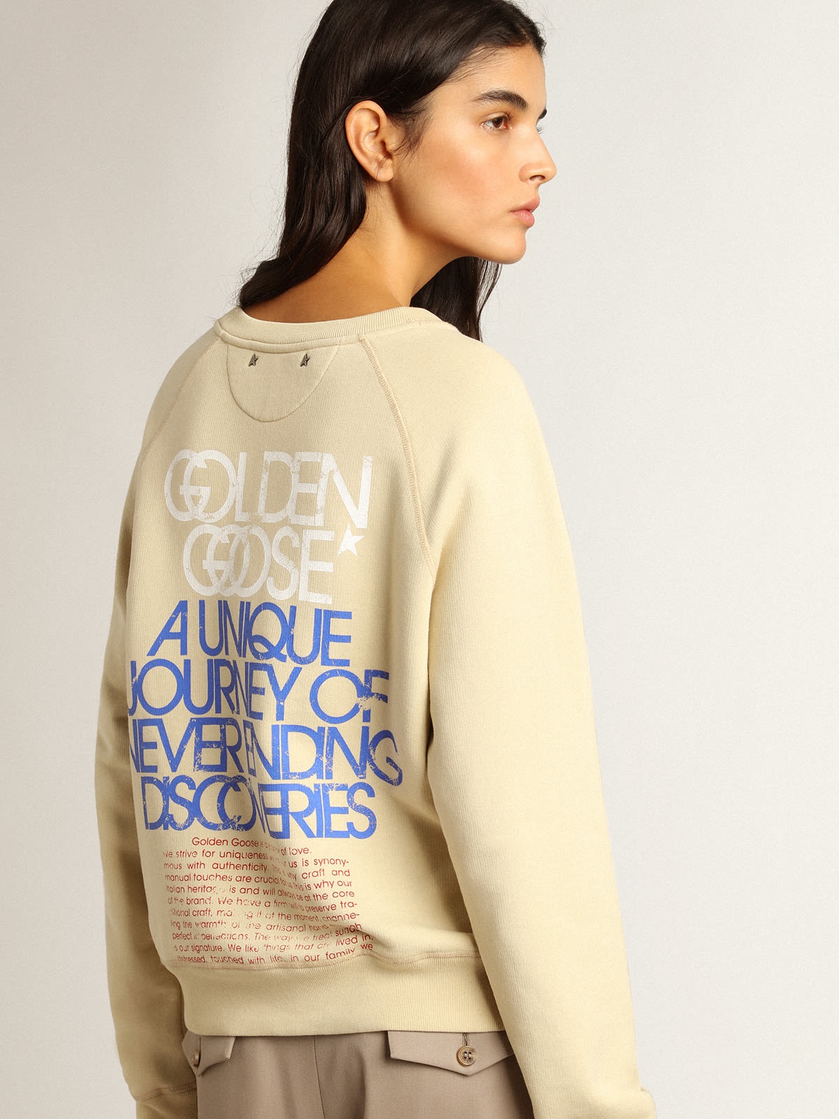 Marzipan-colored sweatshirt with lettering on the back - 5