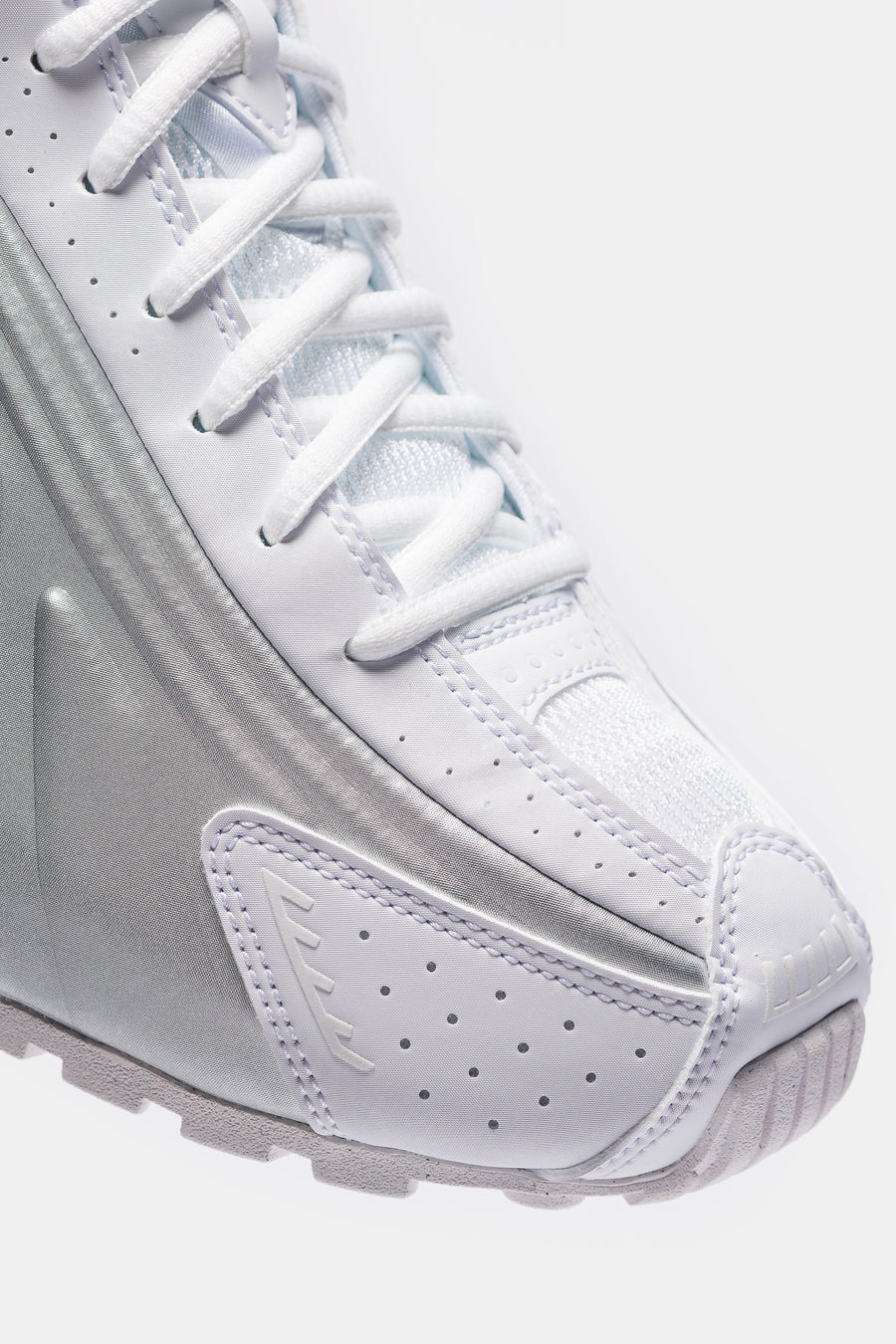 Shox R4 Sneaker in White/Metallic Silver/White - 6