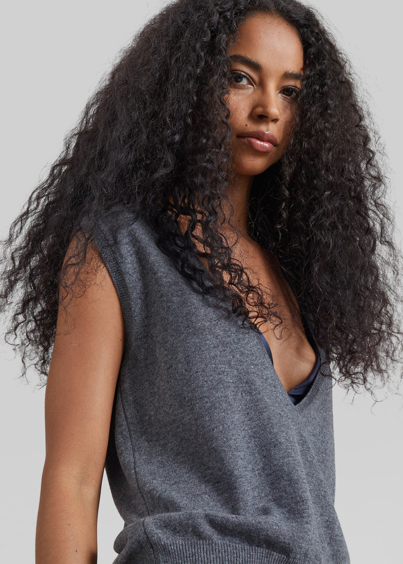 Lizan Deep V Neck Knit Vest - Dark Grey 3