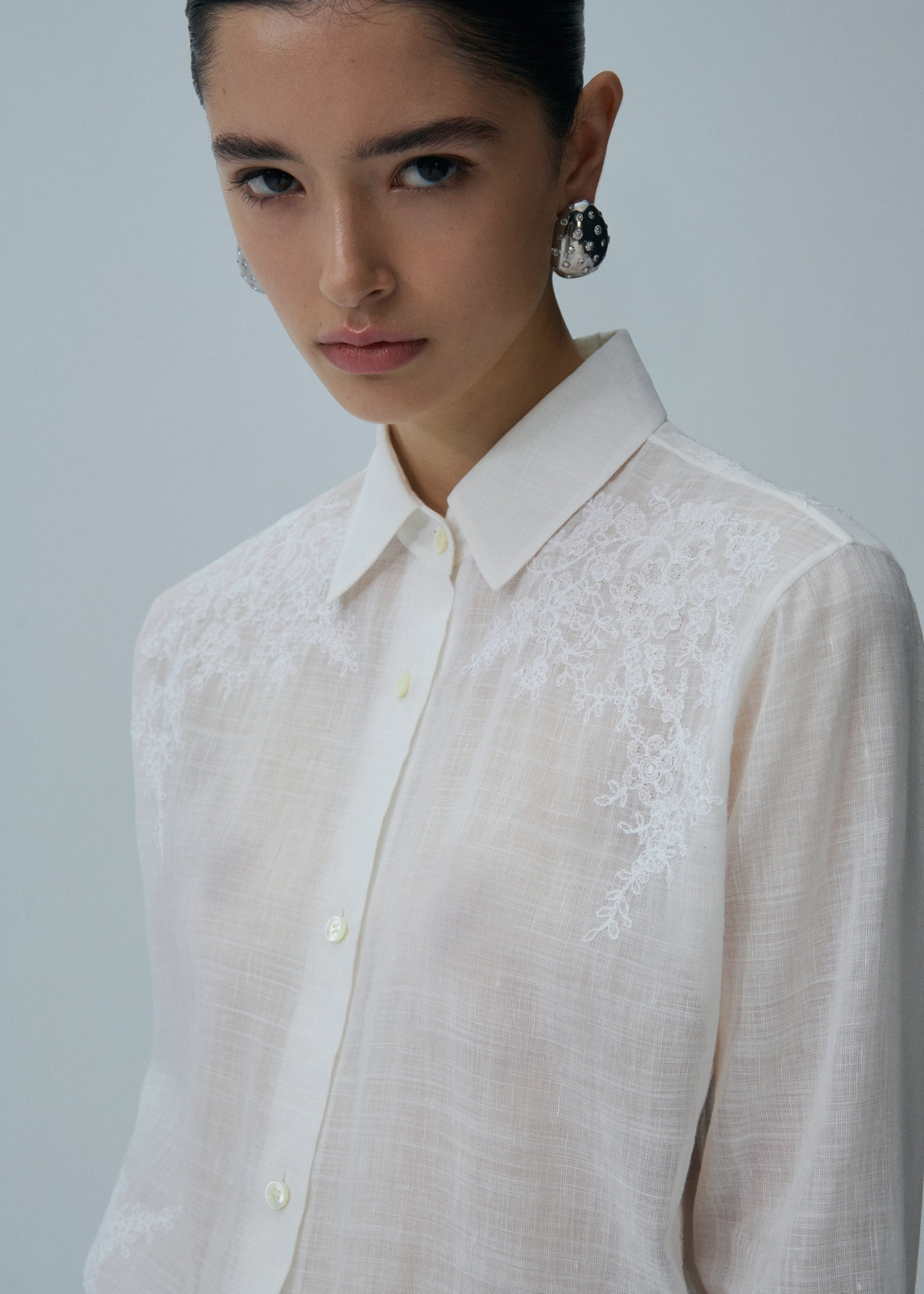 Lace embroidered linen shirt in white - 4