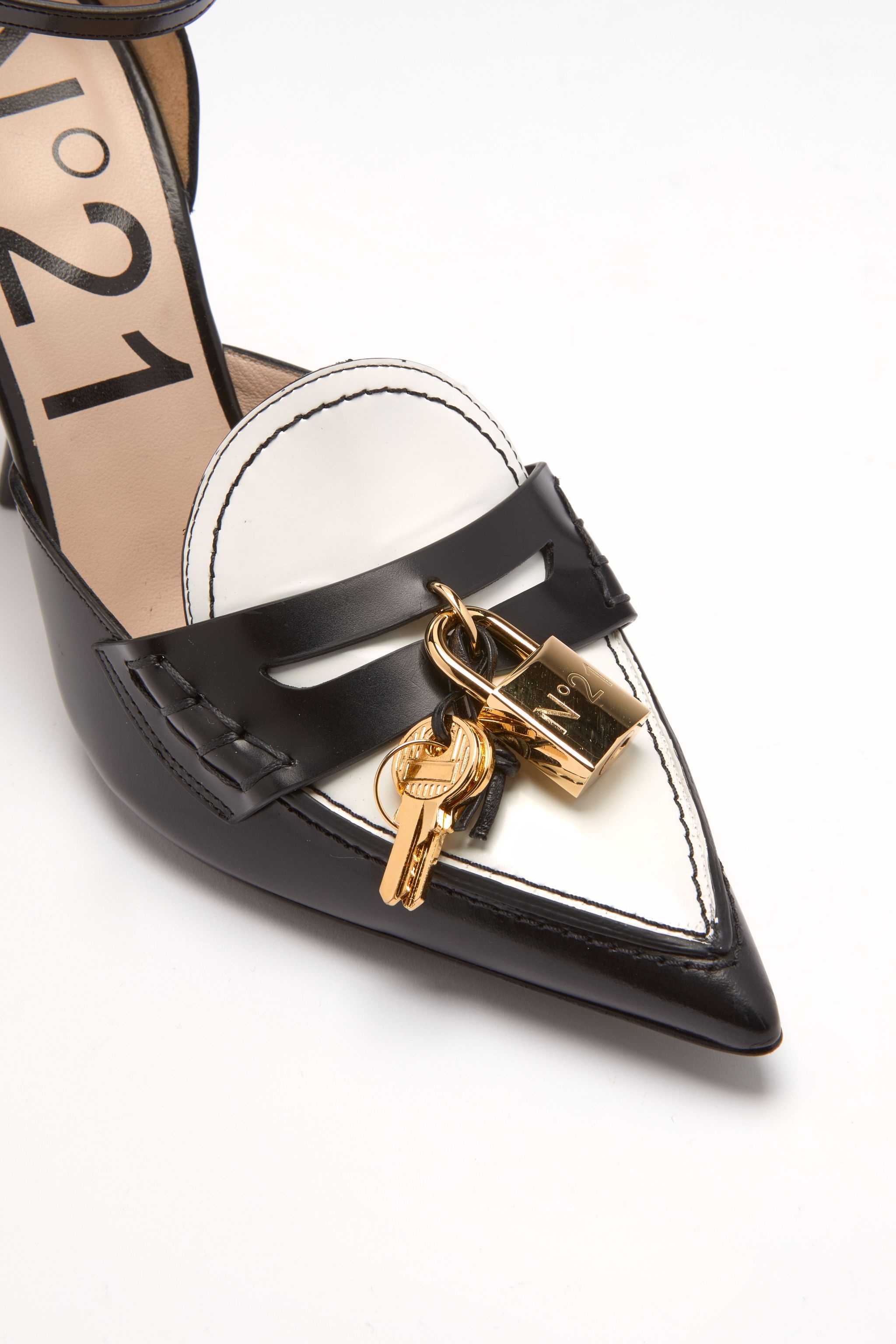 LOCK-EMBELLISHED PUMPS - 5