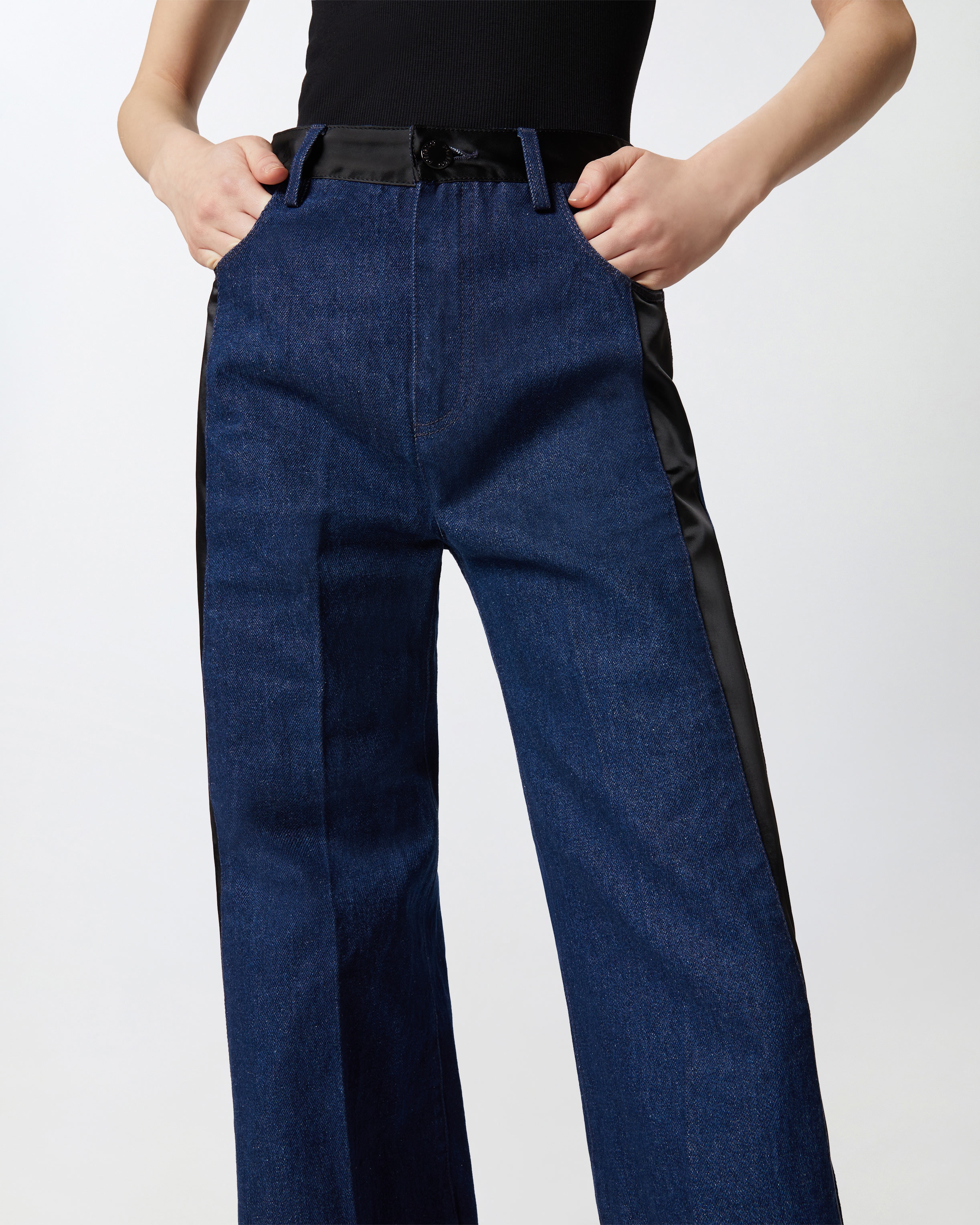 FLARED JEANS WITH SHINY BLACK SATIN DETAILS - 5
