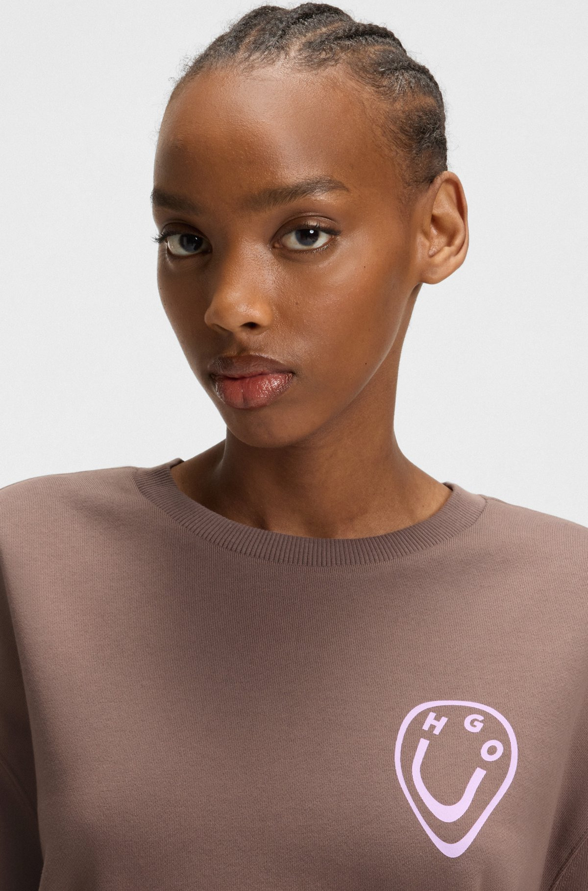ALL-GENDER SWEATSHIRT WITH HAPPY HUGO ARTWORK - 5