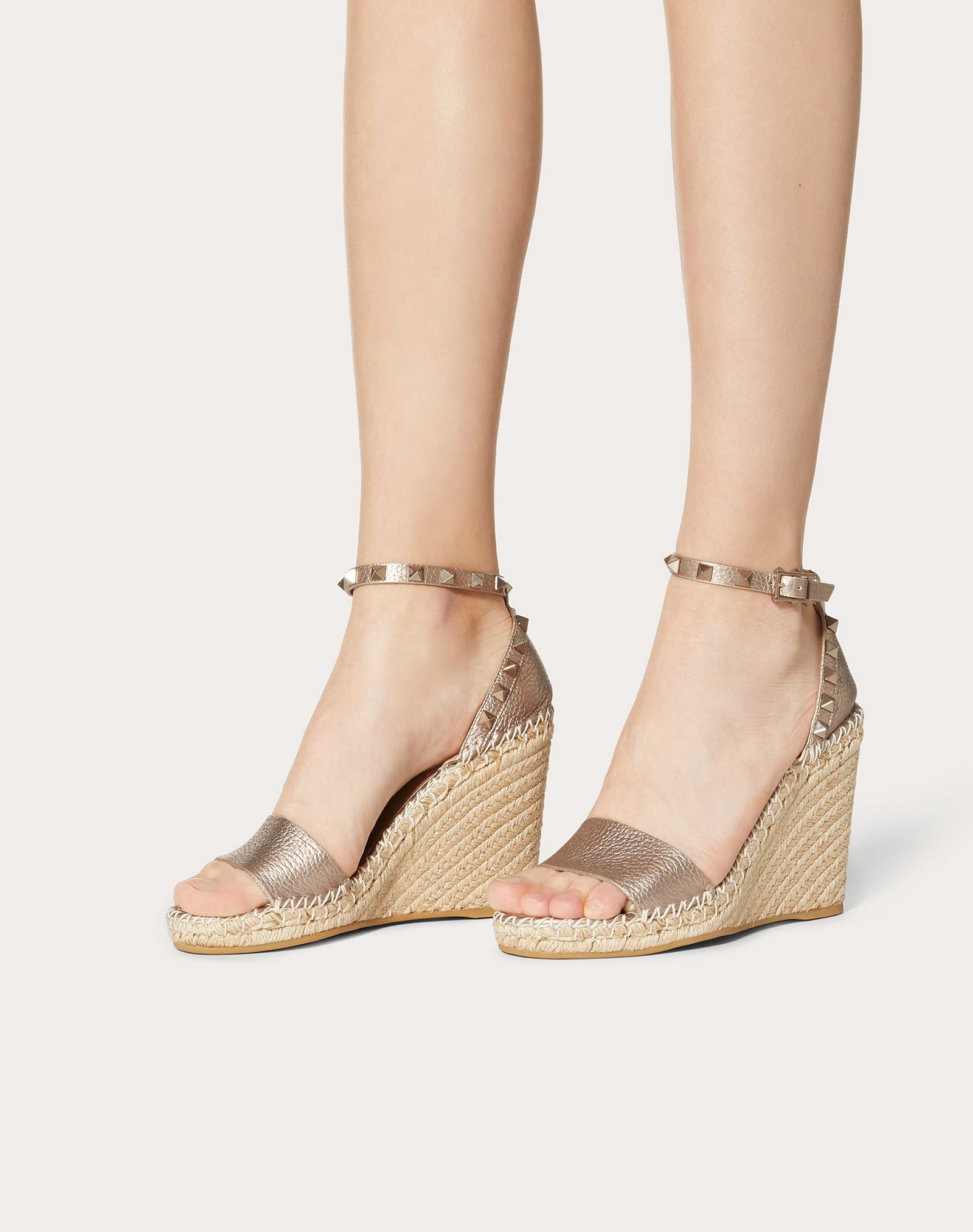 Rockstud Double Metallic Grainy Calfskin Leather Wedge Sandal 105 mm - 6