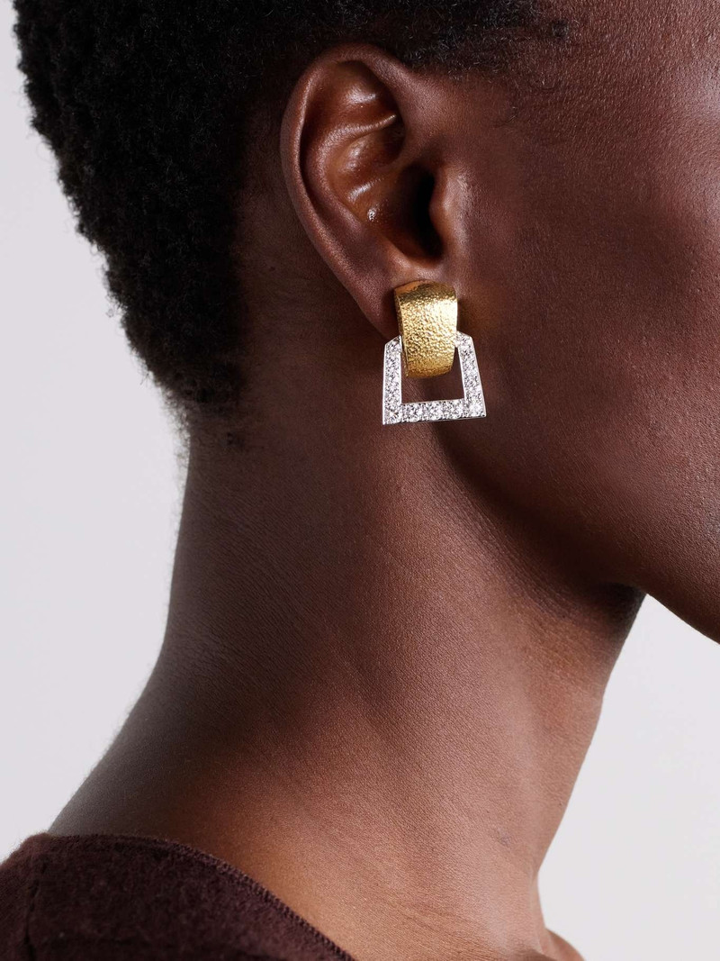 DAVID WEBB Single Strap hammered 18-karat gold, platinum and diamond clip earrings Gold outlook