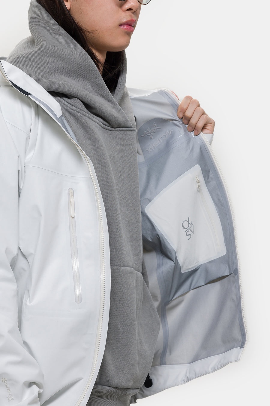 新品完売限定25 Arc’teryx Alpha SV M 白 Whiteout Arc'teryx Men's Alpha SV Jacket in Whiteout Arc'teryx