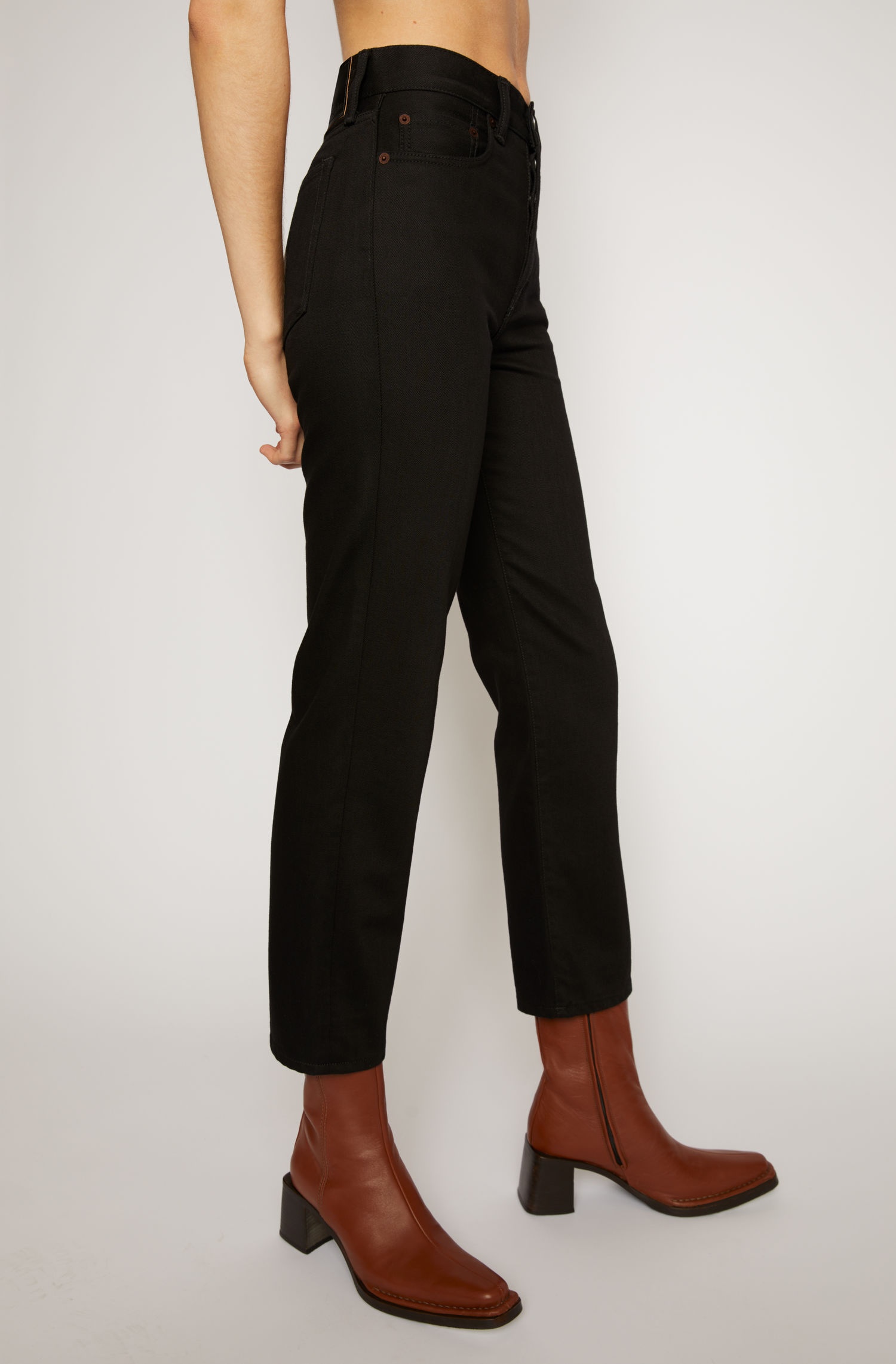 Cropped straight-leg jeans stay black - 4