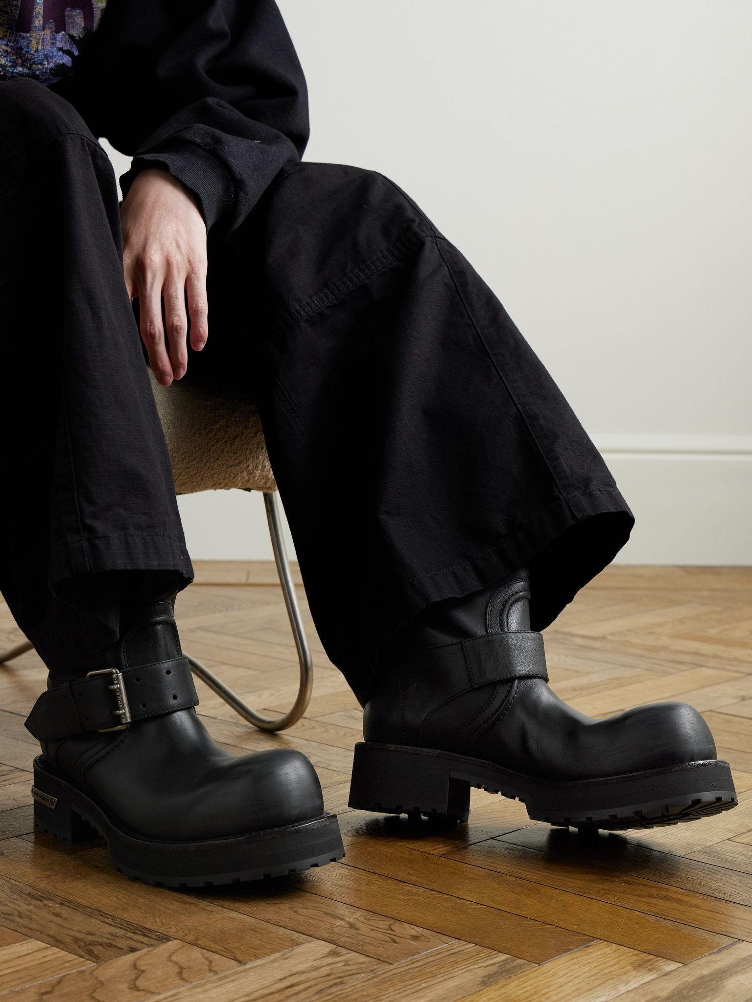 Venom Logo-Debossed Distressed Leather Boots Black - 2