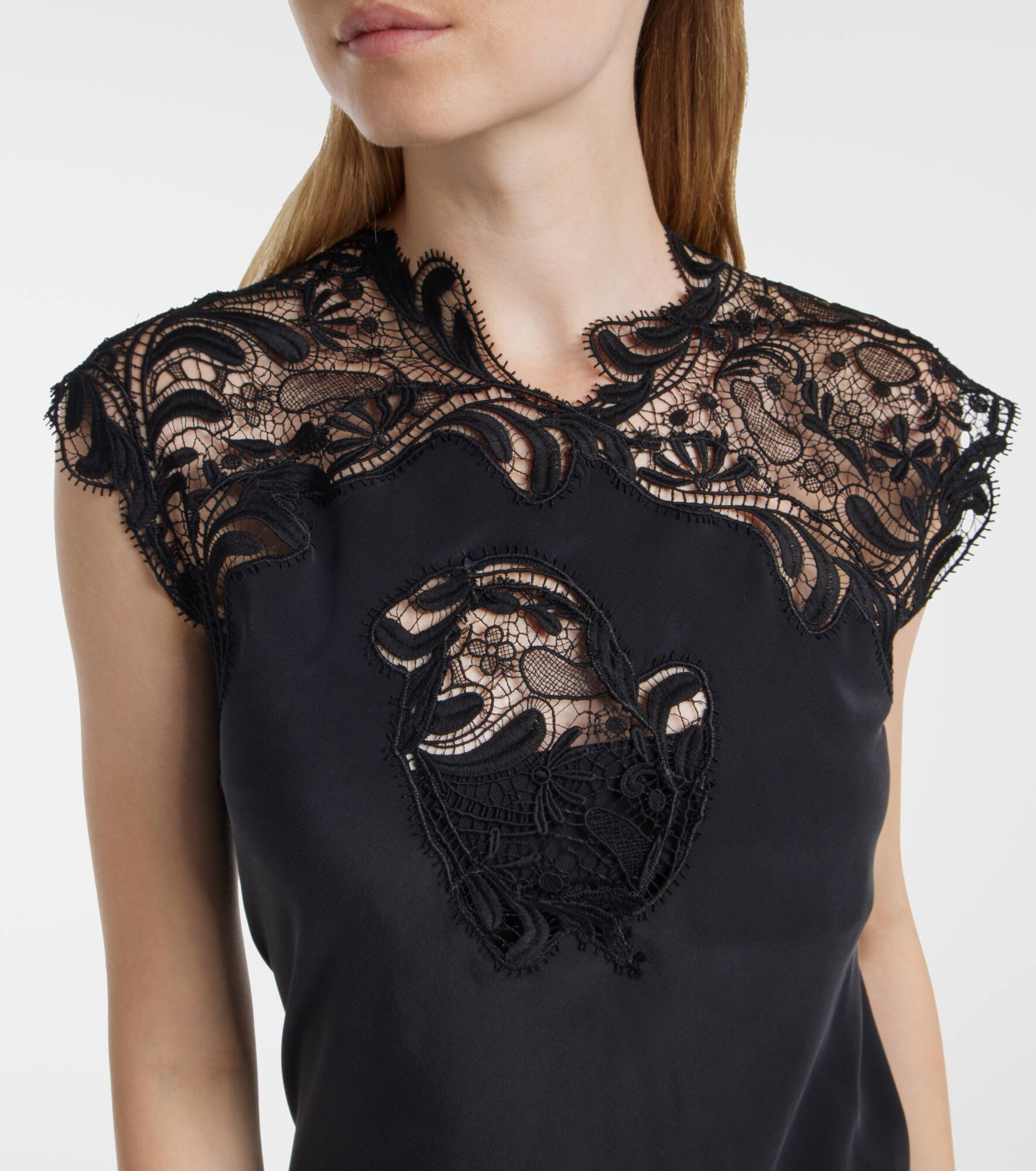 Lace-trimmed silk gown - 4