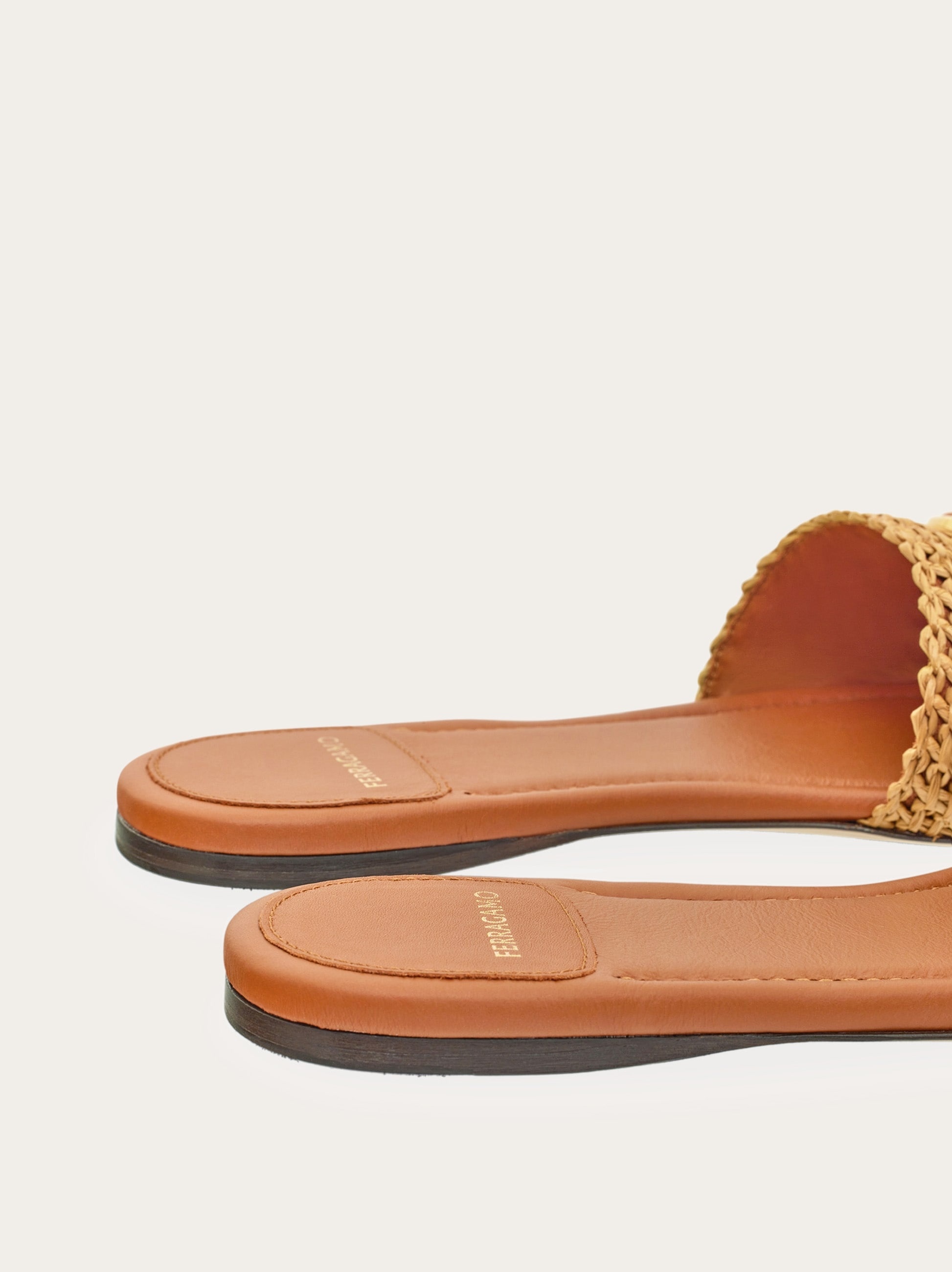 サンダル・ミュール FLAT SLIDE GANCINI ORNAMENT Flat slide with Gancini ornament - Women | Ferragamo
