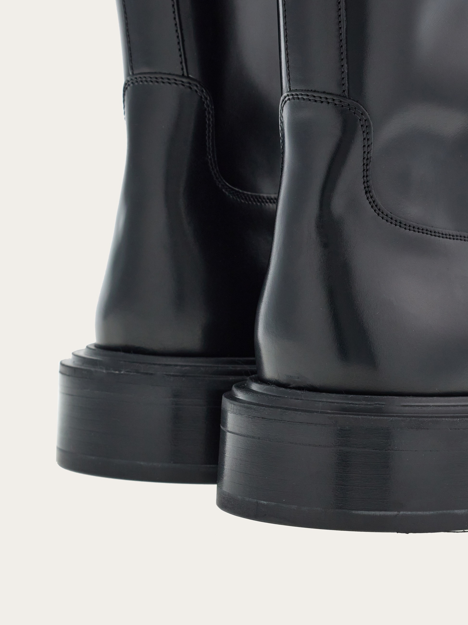 Ankle boot with rounded toe - 7