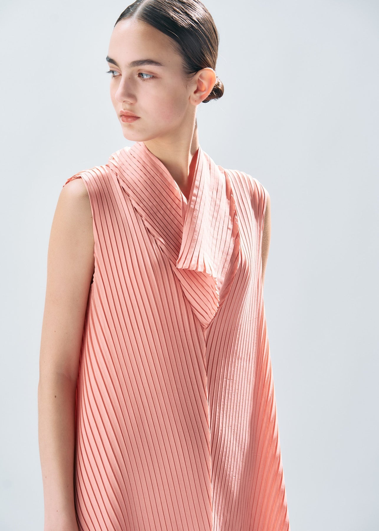 PAPER LIKE PLEATS DRESS - 5