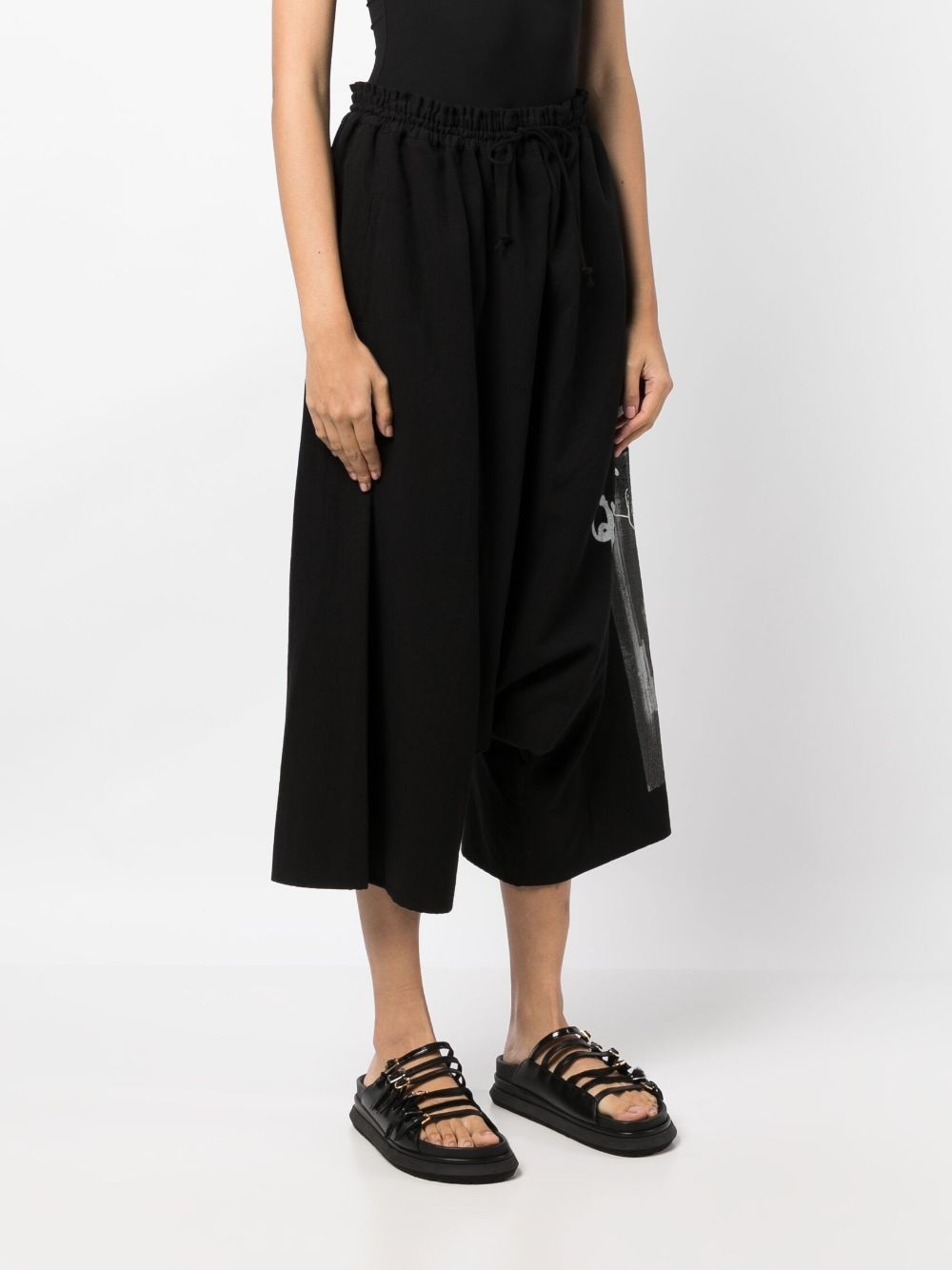 graphic-print drawstring cropped trousers - 3