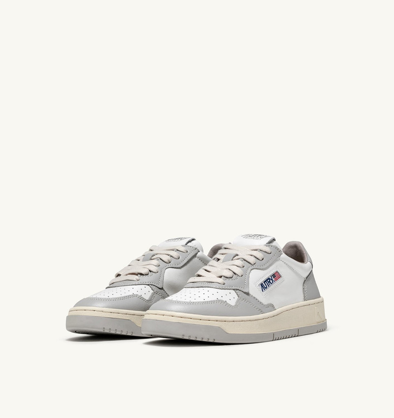 AUTRY MEDALIST LOW BICOLOR SNEAKERS IN WHITE AND VAPOR LEATHER outlook