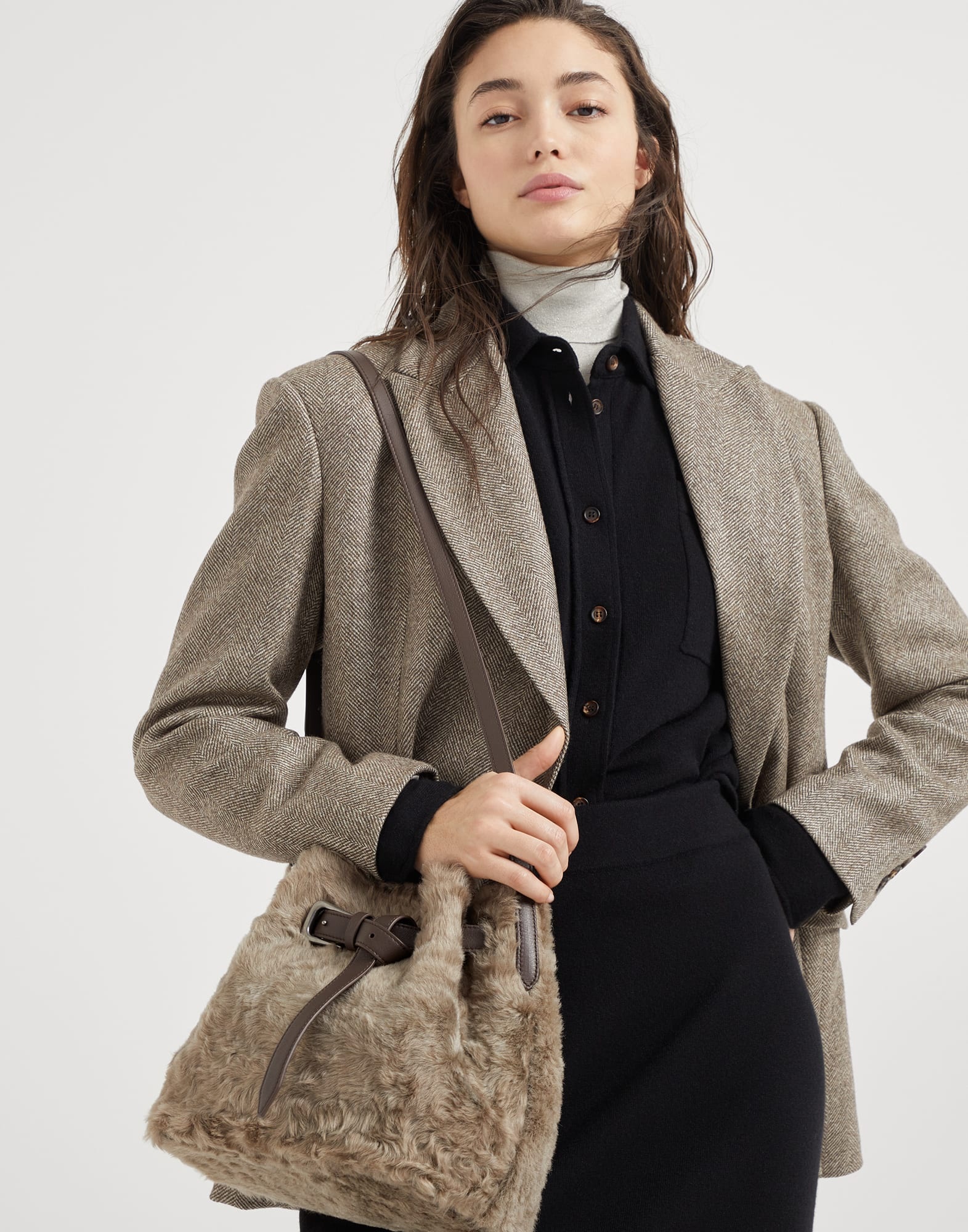 Sartorial bucket bag in frosty-effect shearling - 4