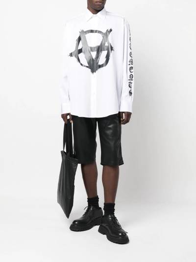 VETEMENTS graphic-print long-sleeved shirt outlook