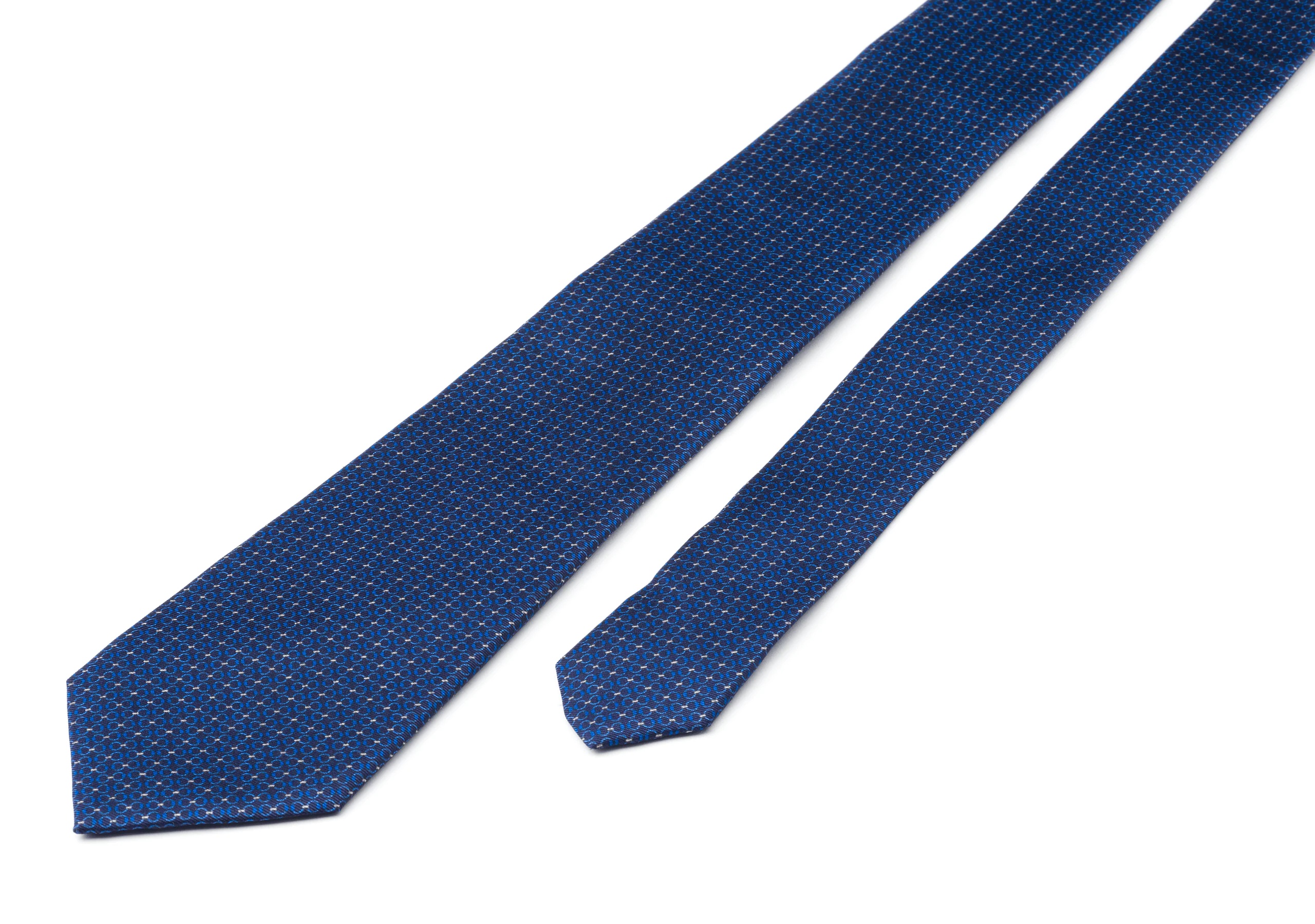 Chain print tie
Printed Silk Twill Navy - 2
