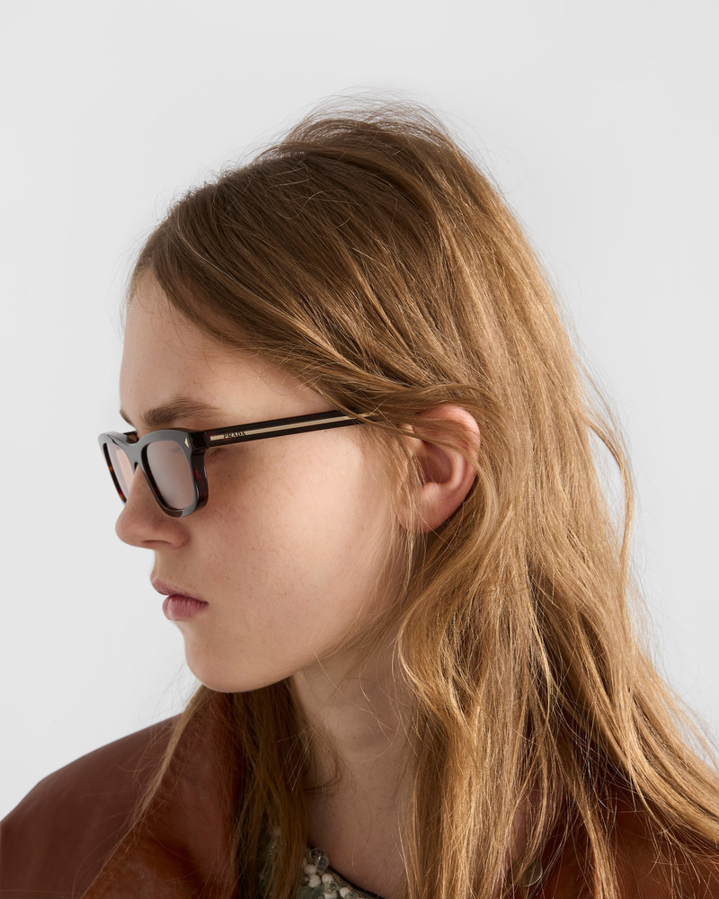 Sunglasses with the iconic metal plaque 6