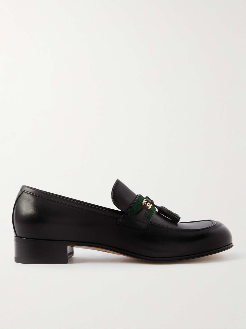 남자의 moccasin 와 tassels 1