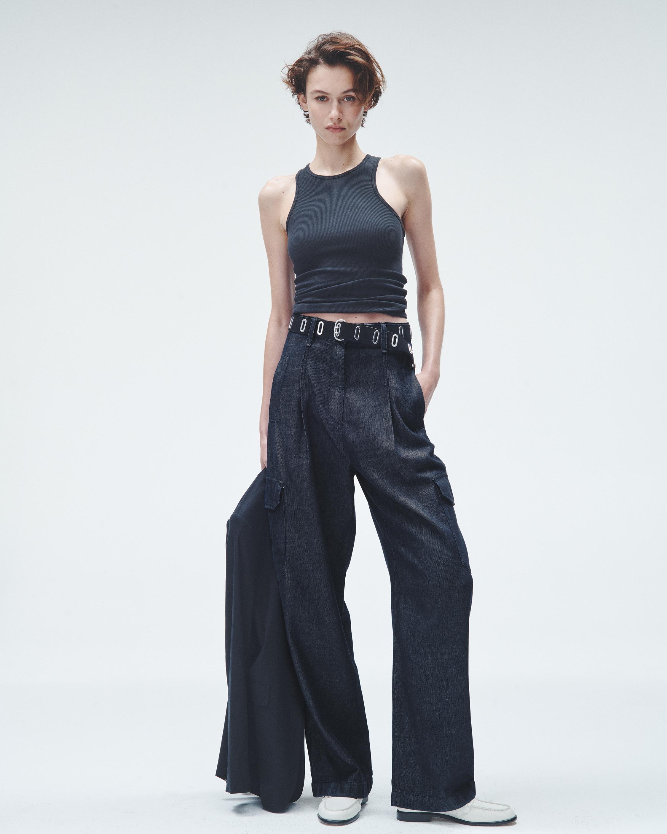Featherweight Cassidy Cargo - Rinse
Mid-Rise Featherweight Jean - 2