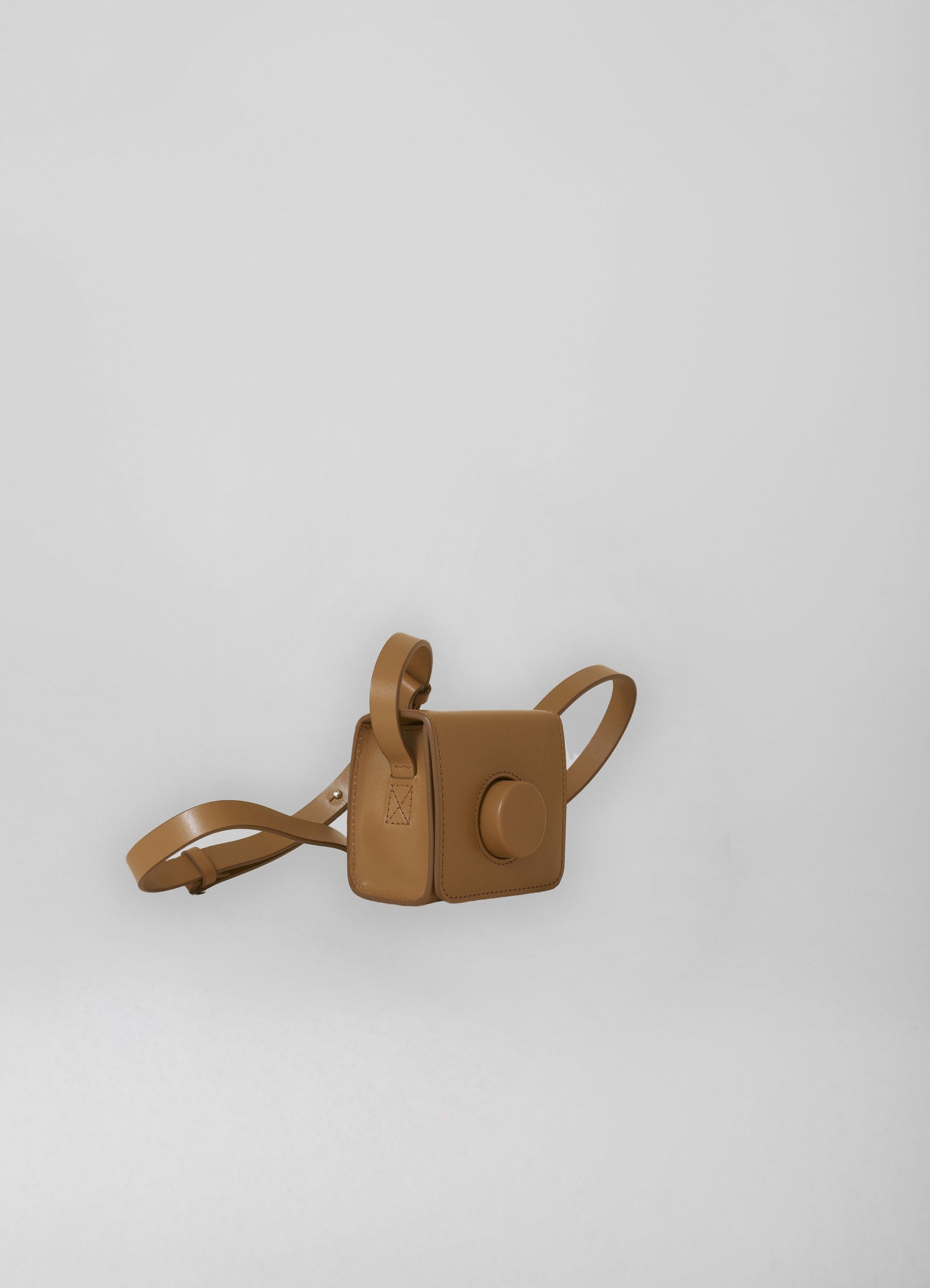 MINI CAMERA BAG / ONLINE EXCLUSIVE
VEGETABLE-TANNED LEATHER - 2