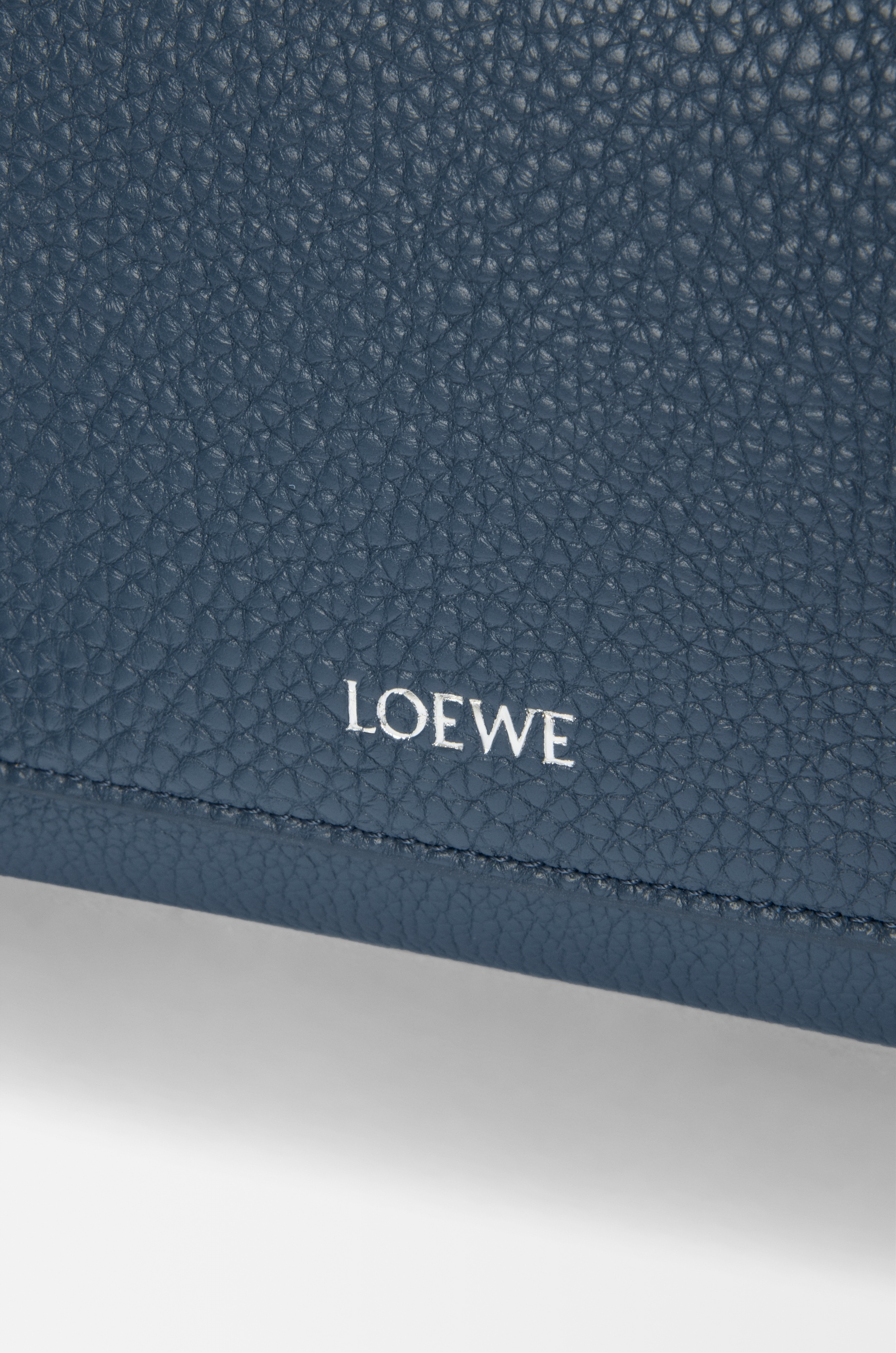 Small Pebble messenger bag in supple grained calfskin - 4
