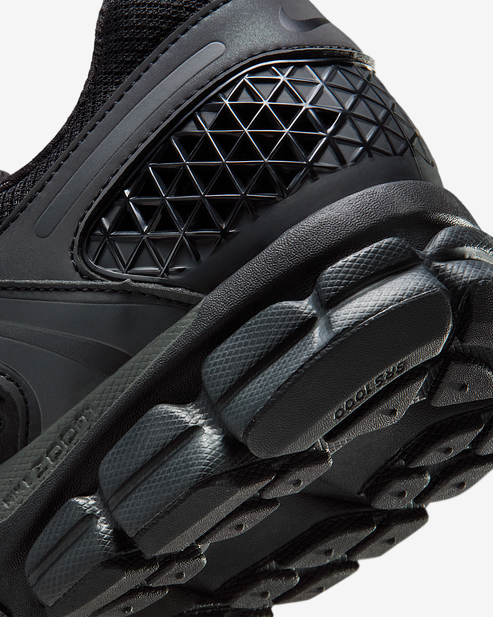 Nike Zoom Vomero 5 SE Men's Shoes with Reflective Accents - 8