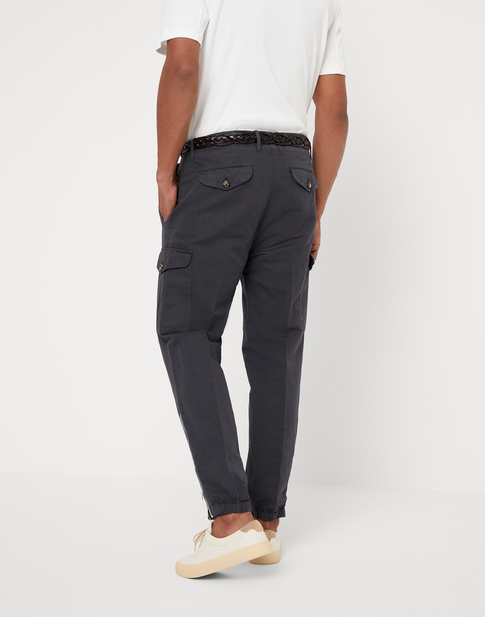 Garment-dyed ergonomic fit trousers in twisted linen and cotton gabardine with pleats, cargo pockets - 2