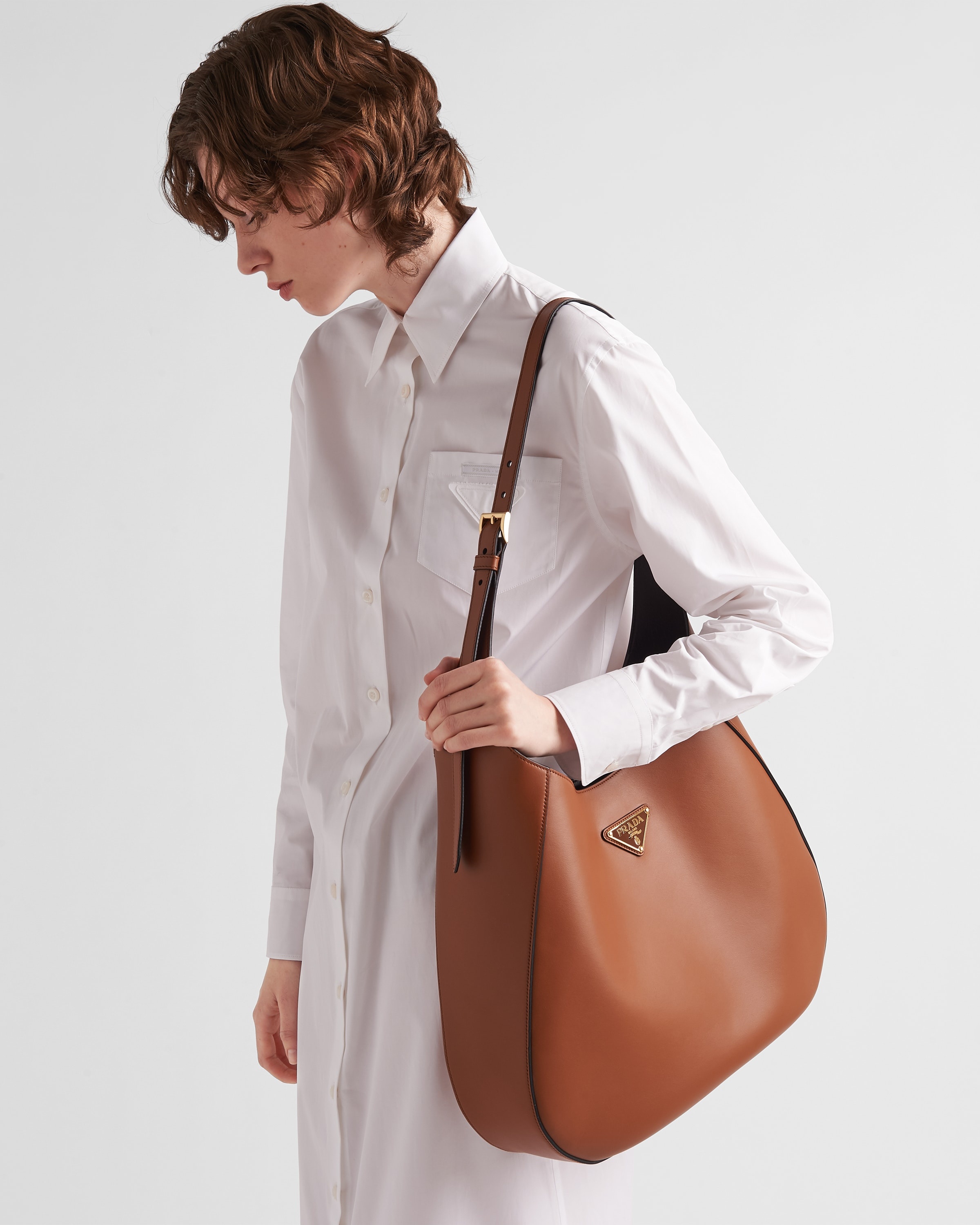 ショルダーバッグ・ポシェット PRADA | Large leather shoulder bag with topstitching PRADA Large leather shoulder bag with topstitching
