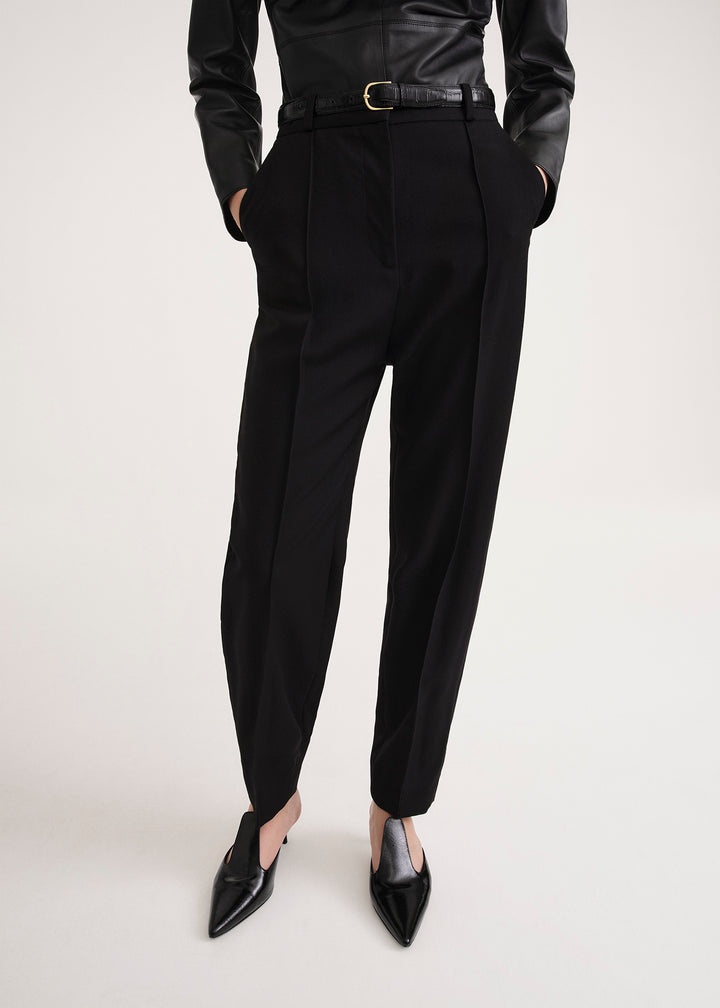 Single-pleat tapered trousers black