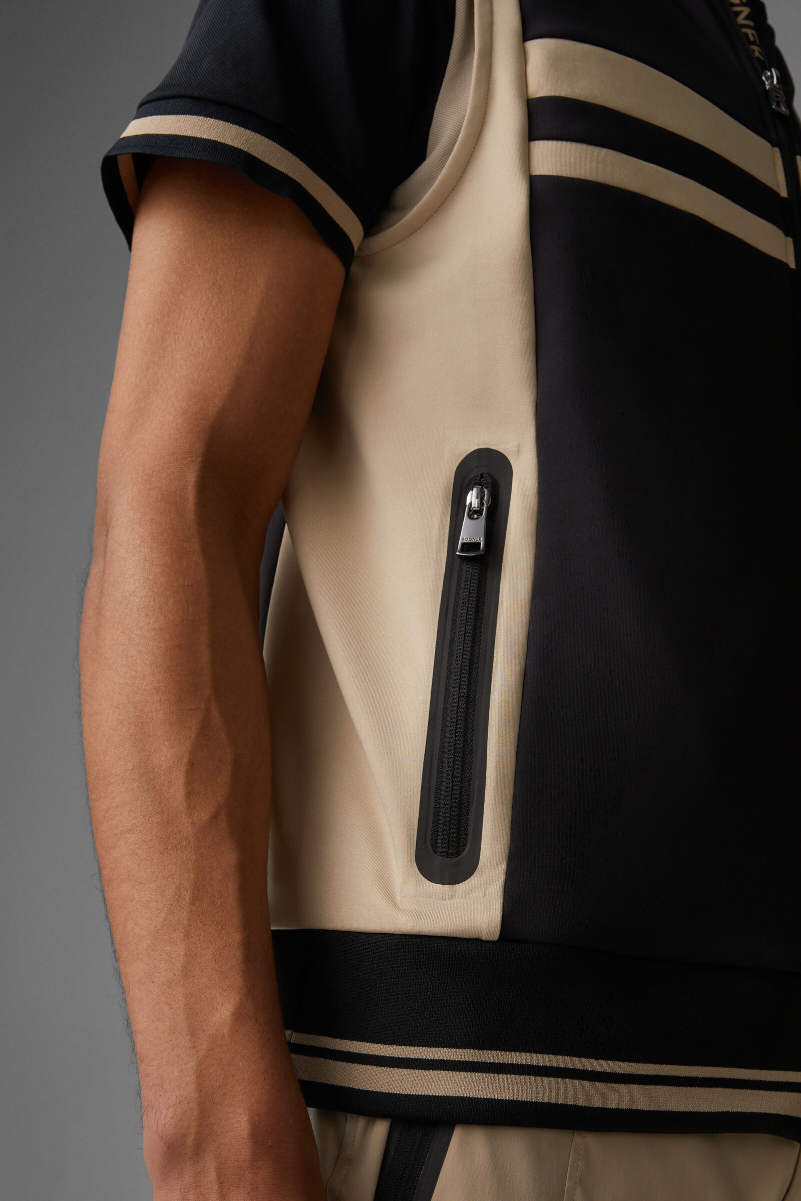 Boern Vest in Black/Beige - 6