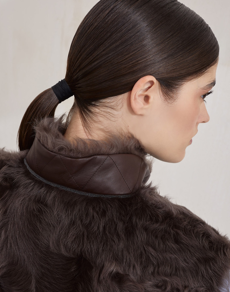 Wavy shearling vest with leather belt and monili 3