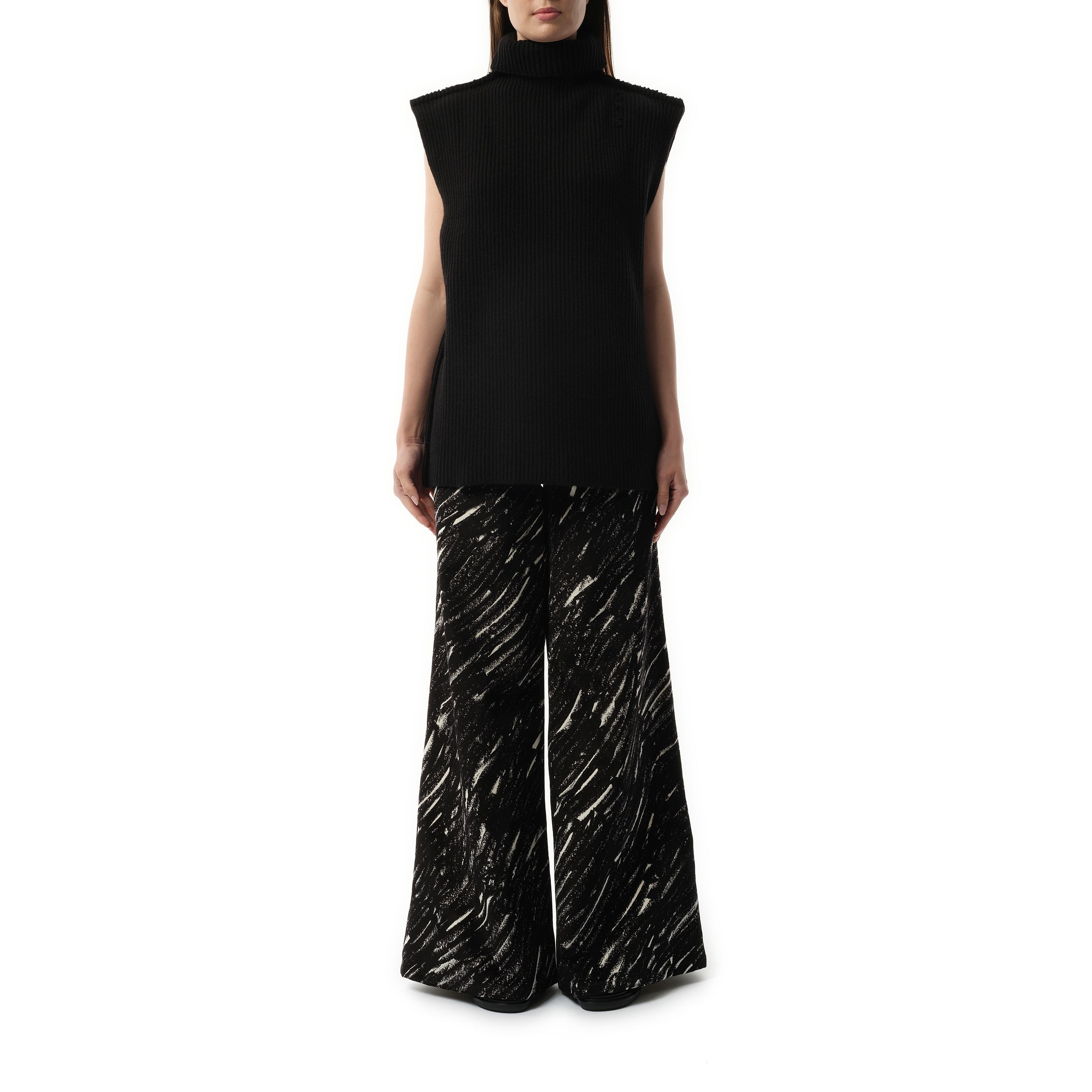 Sleeveless Turtleneck Sweater in Black - 4